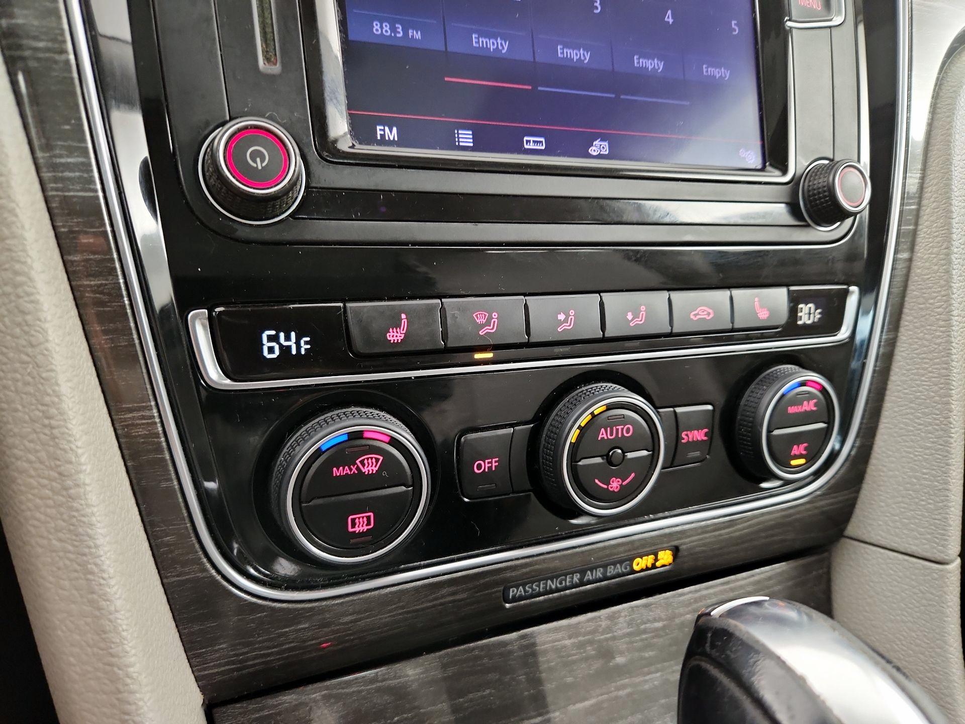 Thumbnail: 2016 Volkswagen Passat - 16