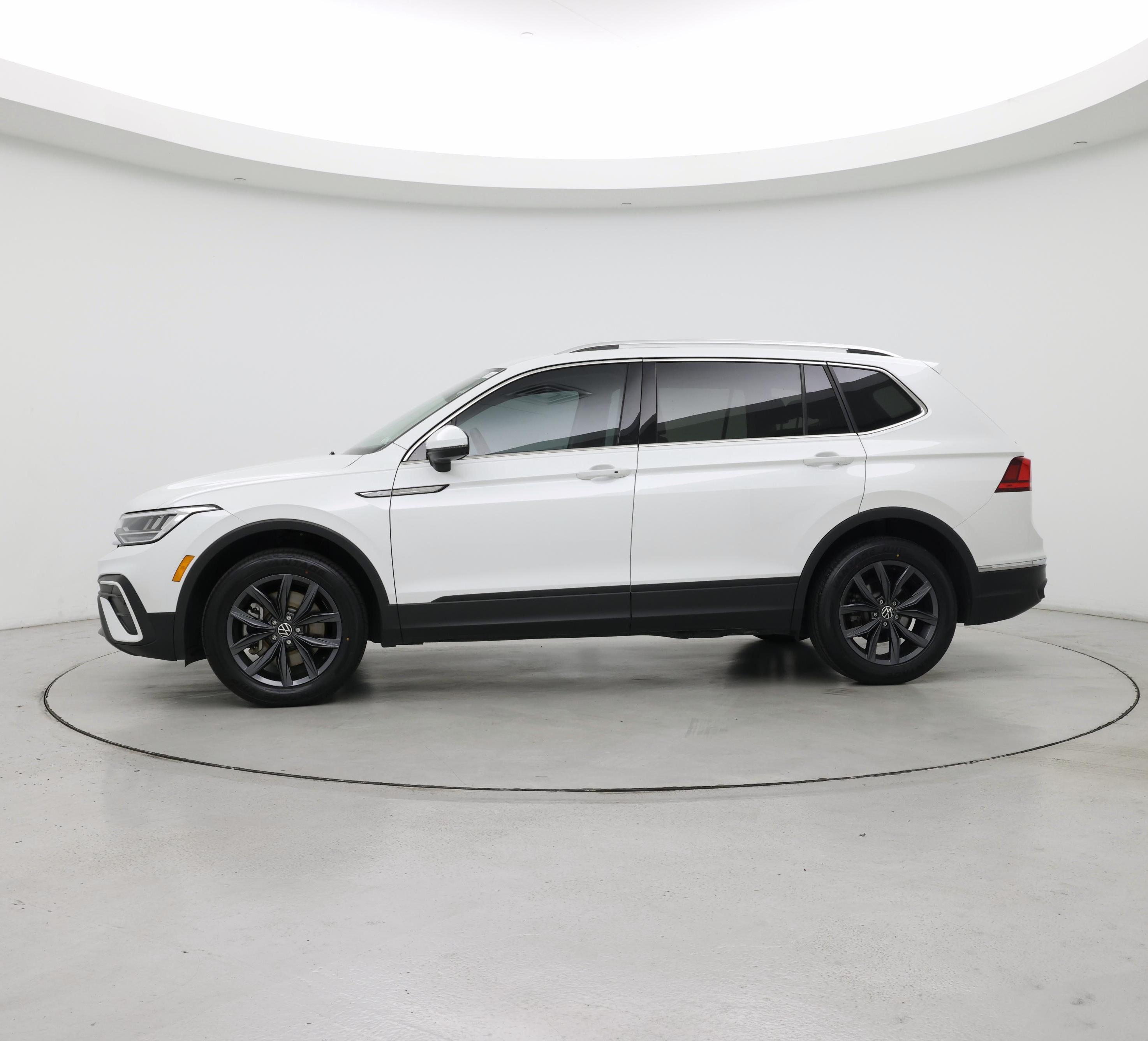 Thumbnail: 2023 Volkswagen Tiguan - 3