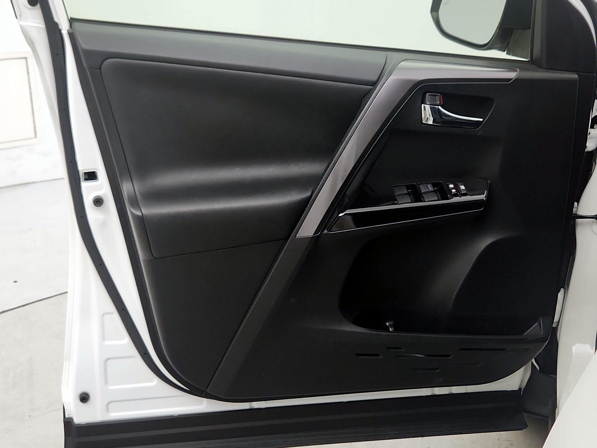 Thumbnail: 2017 Toyota RAV4 - 12