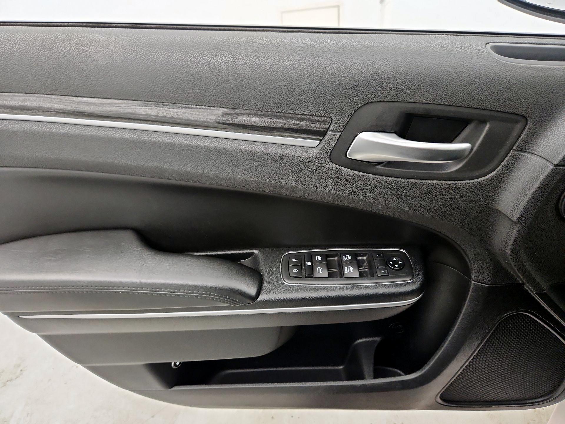 Thumbnail: 2019 Chrysler 300 - 12