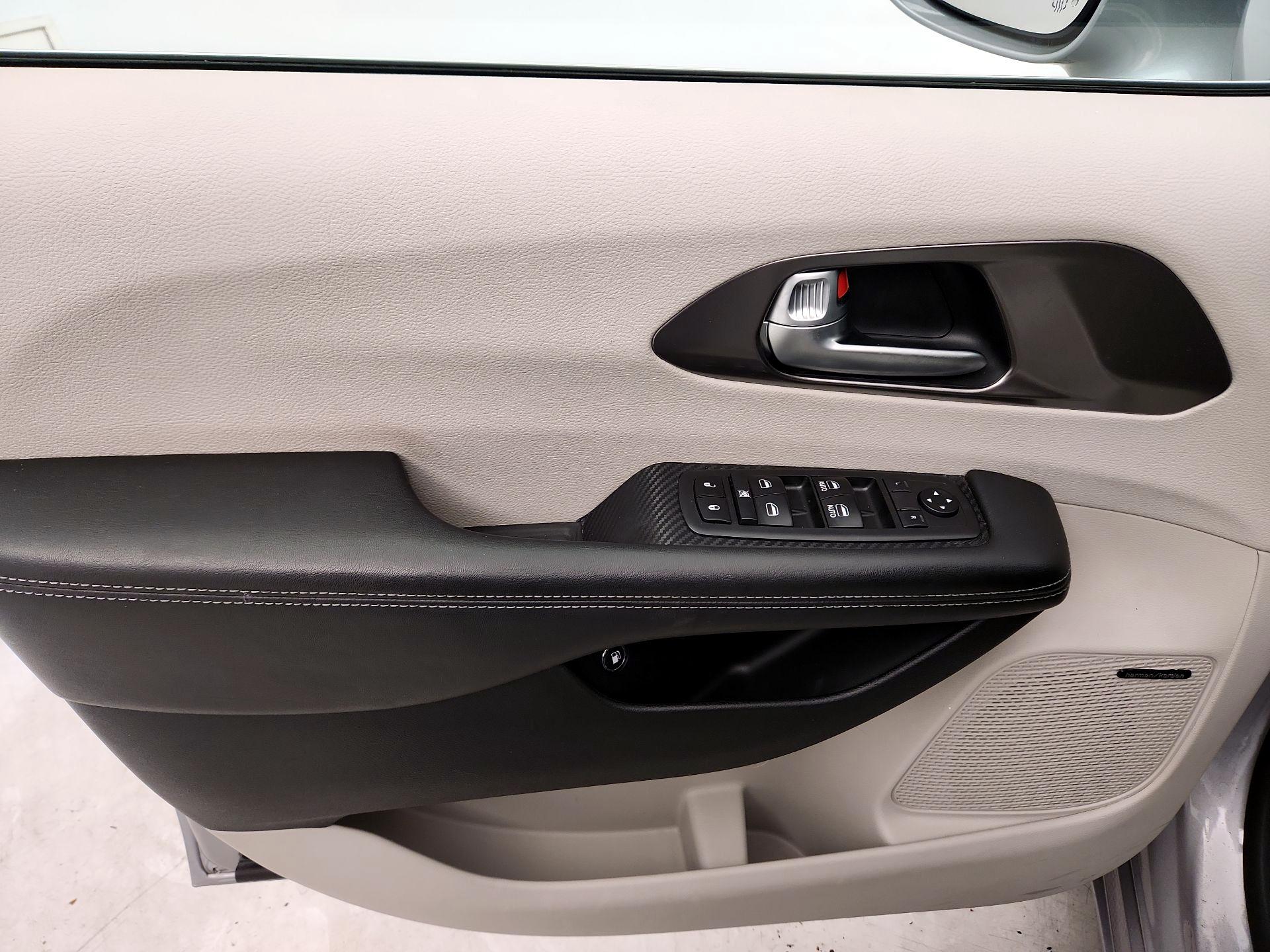 Thumbnail: 2018 Chrysler Pacifica - 12