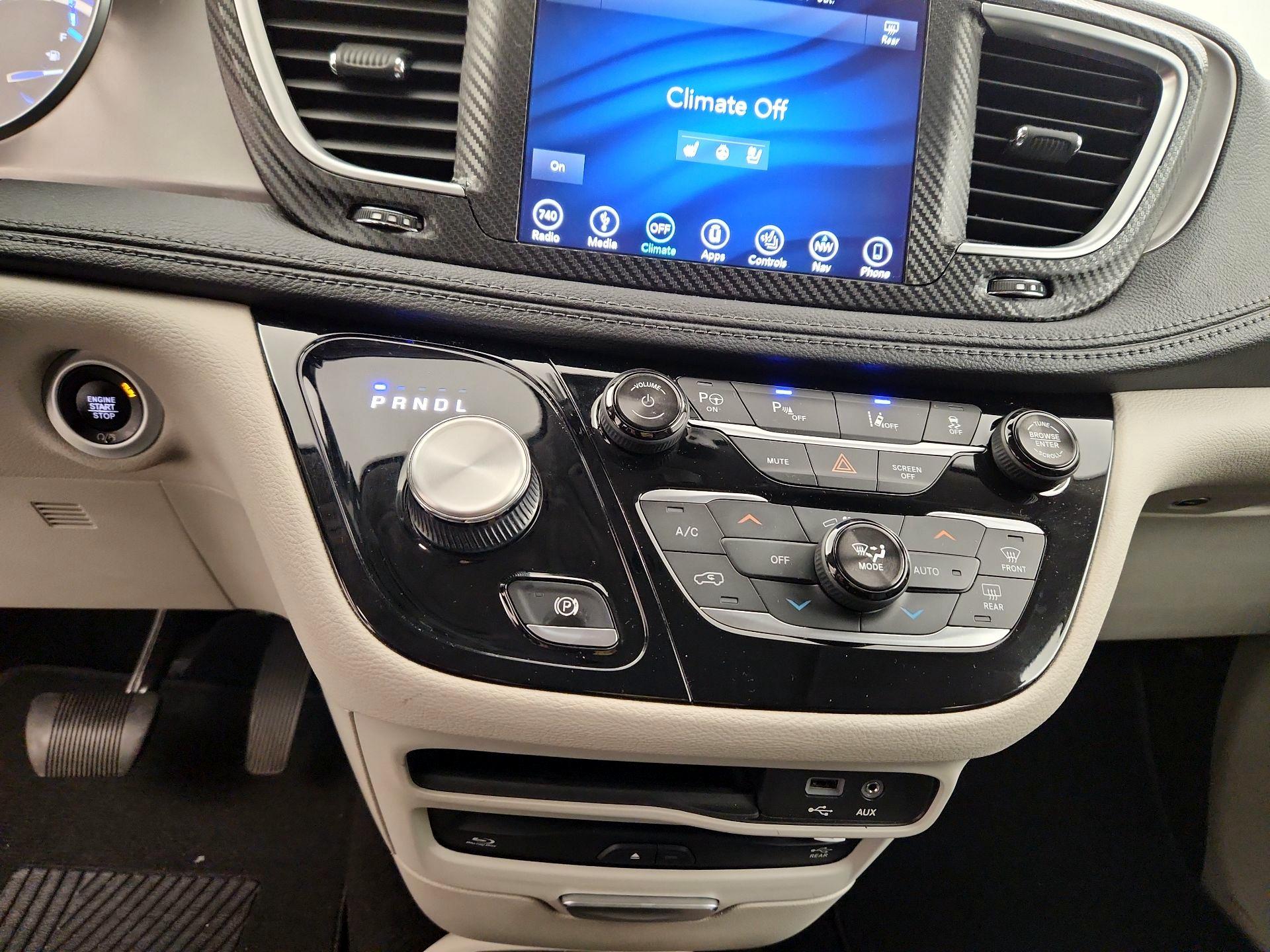 Thumbnail: 2018 Chrysler Pacifica - 18