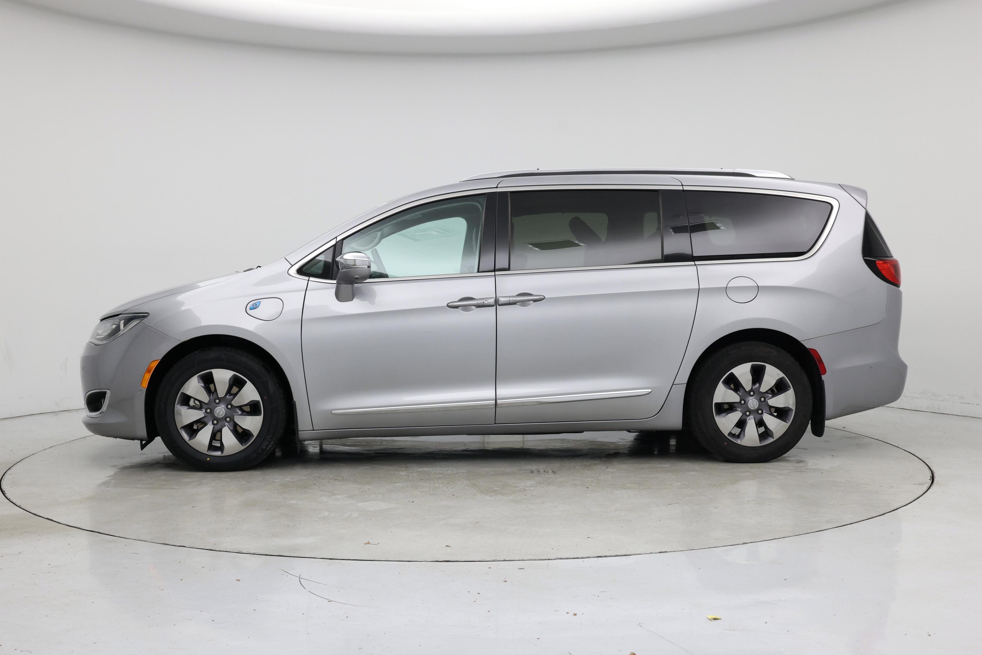 Thumbnail: 2018 Chrysler Pacifica - 3