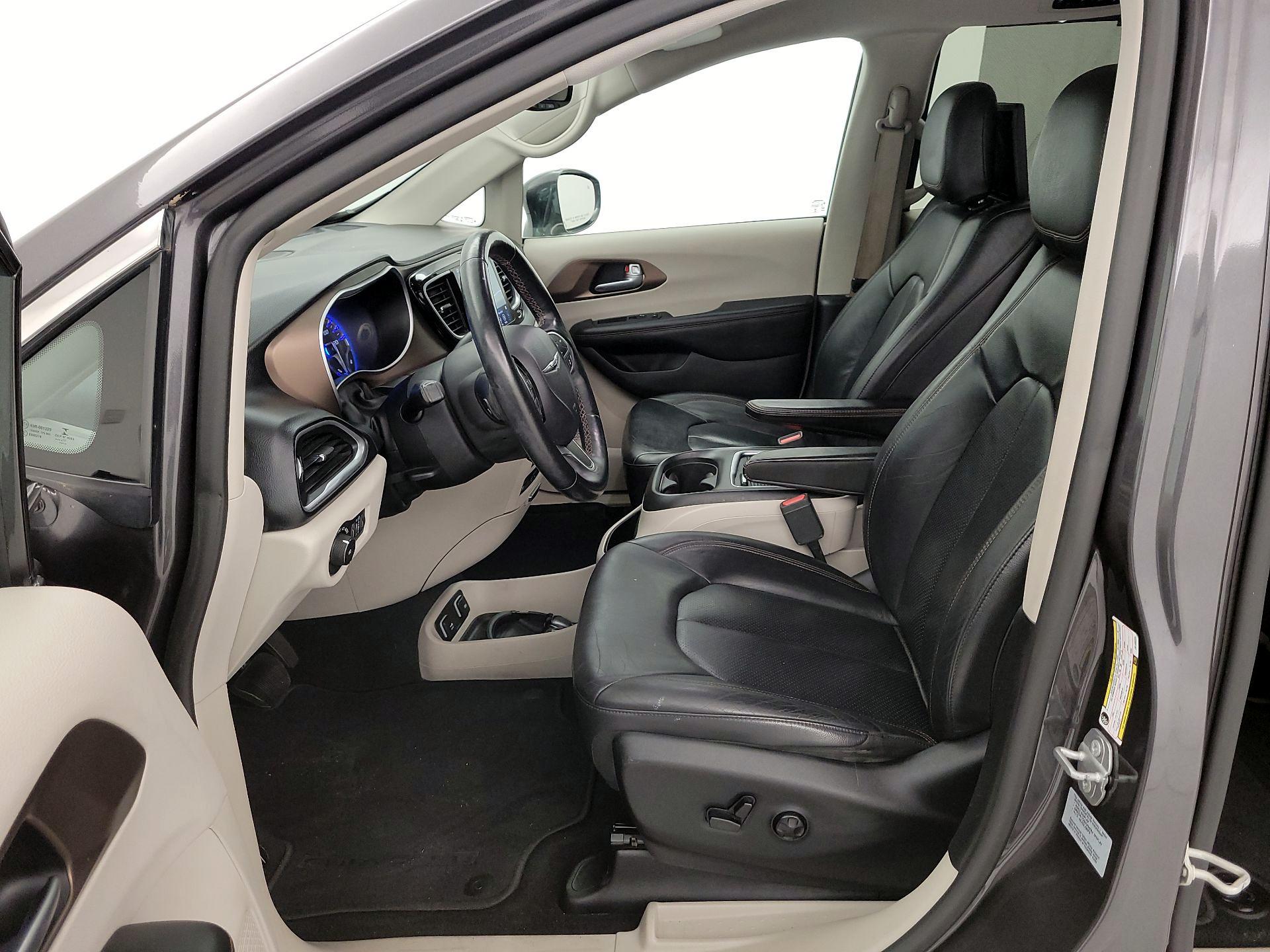 Thumbnail: 2018 Chrysler Pacifica - 11