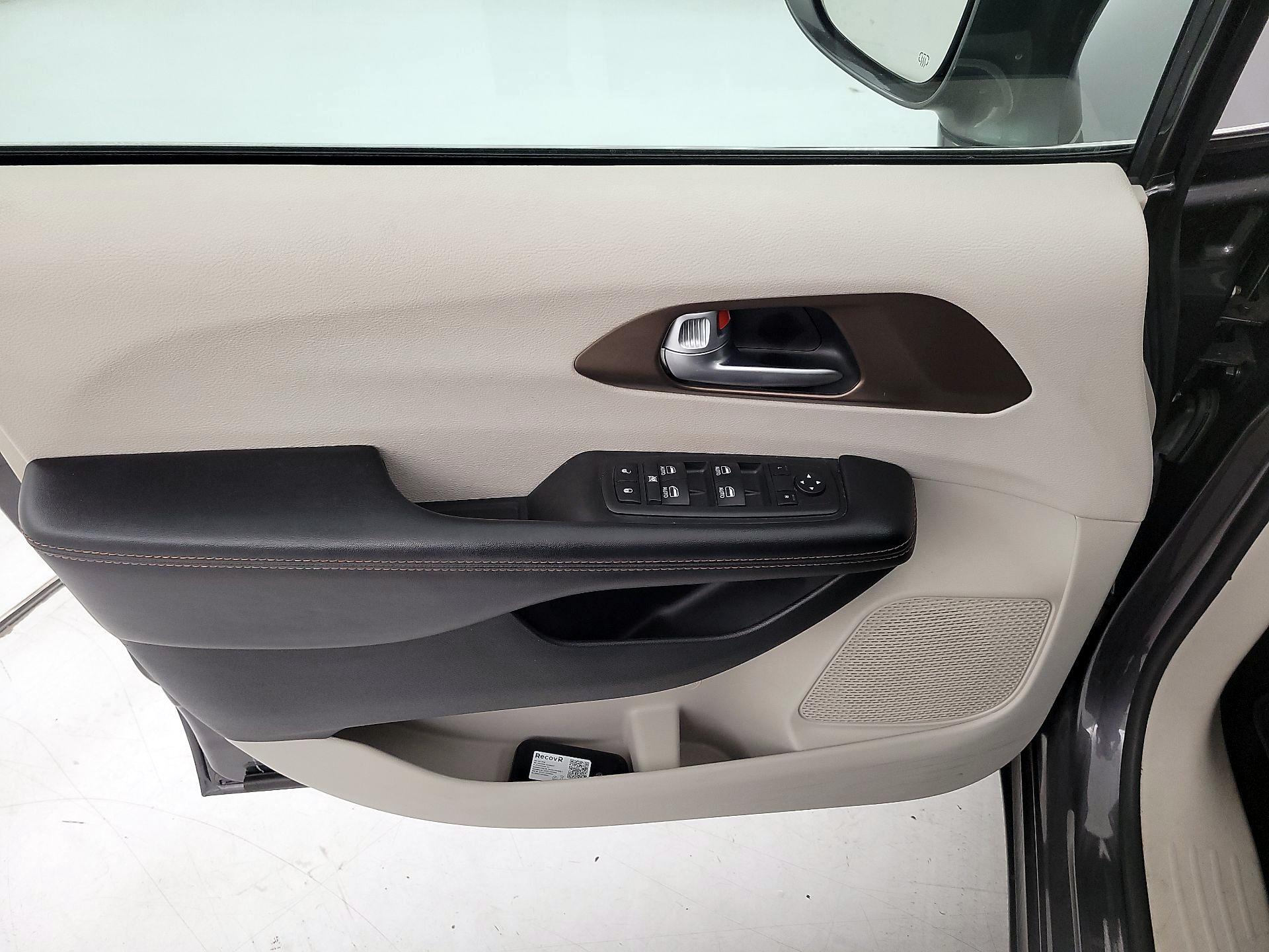 Thumbnail: 2018 Chrysler Pacifica - 12