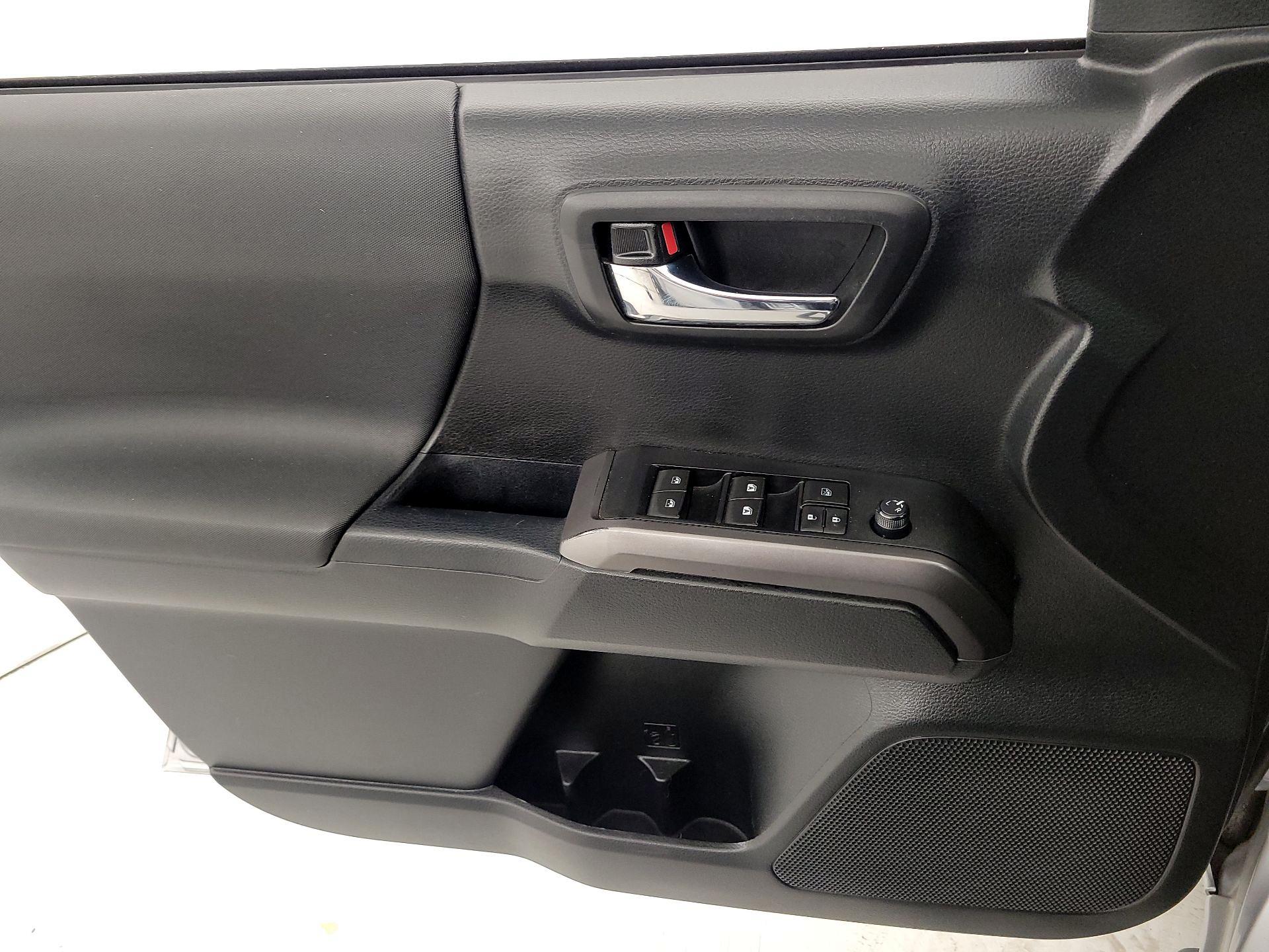 Thumbnail: 2019 Toyota Tacoma - 12