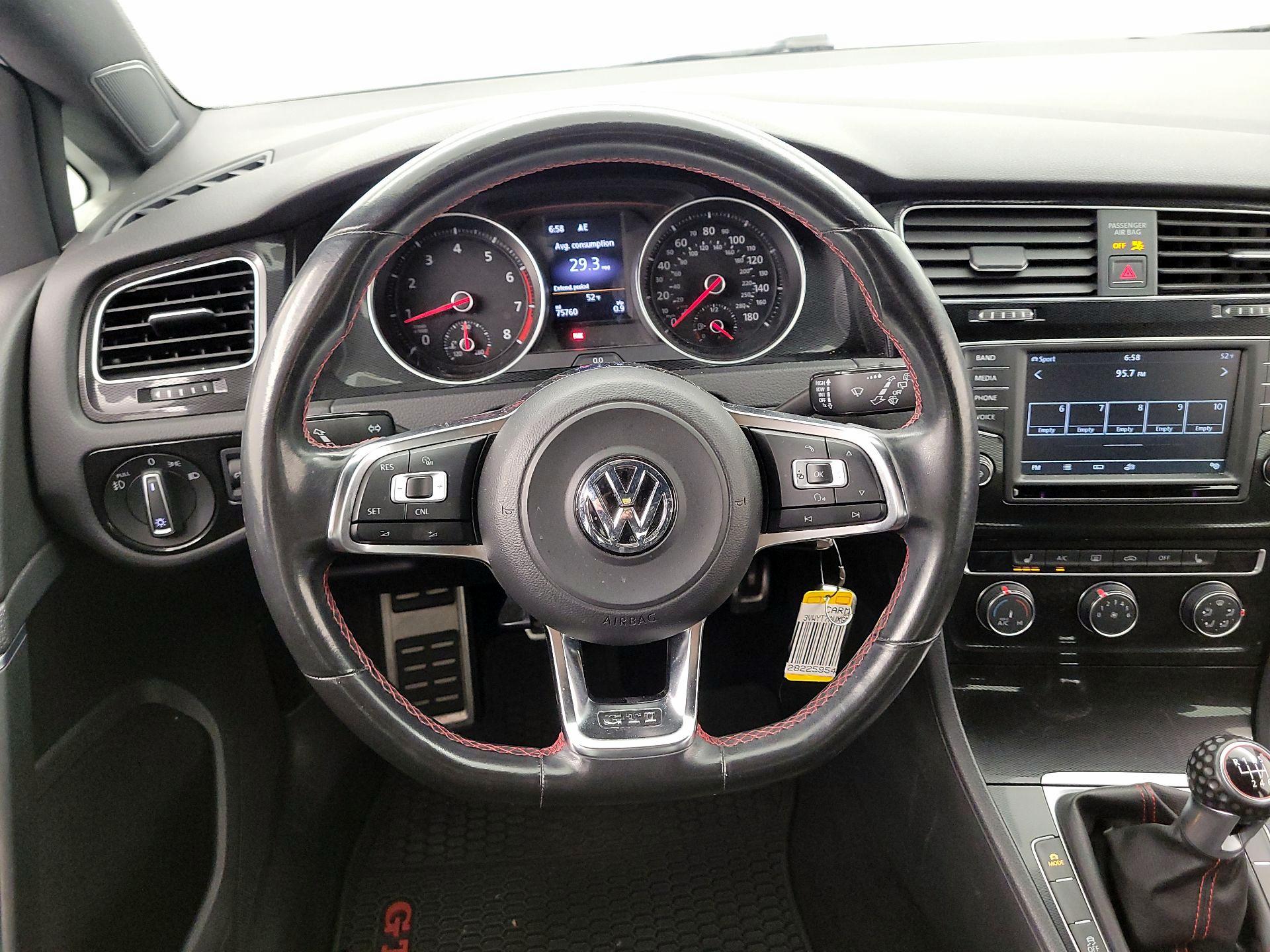 Thumbnail: 2016 Volkswagen Golf - 10