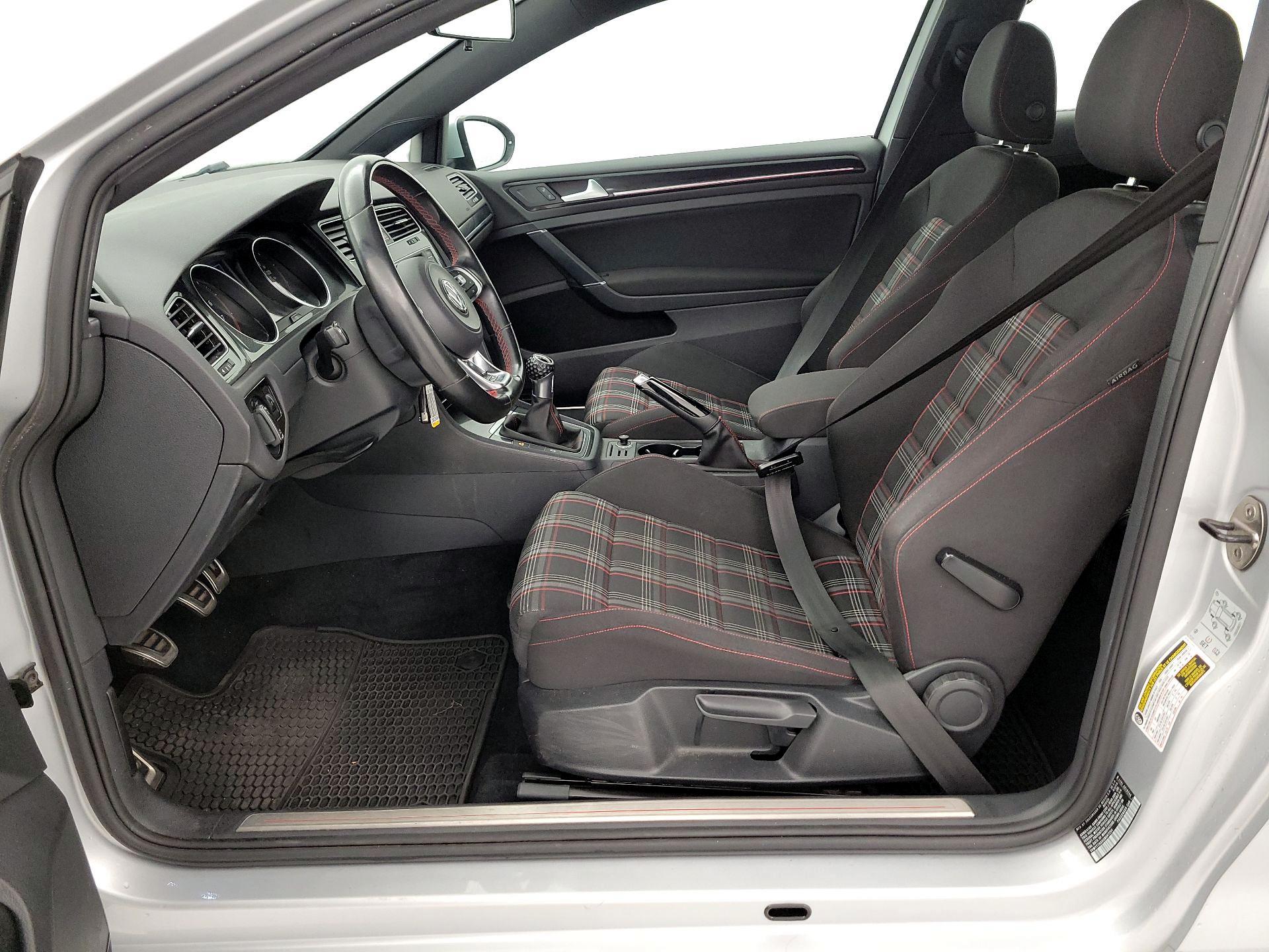 Thumbnail: 2016 Volkswagen Golf - 11