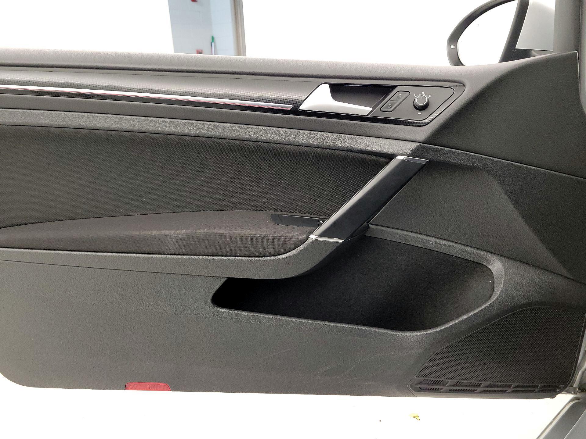 Thumbnail: 2016 Volkswagen Golf - 12