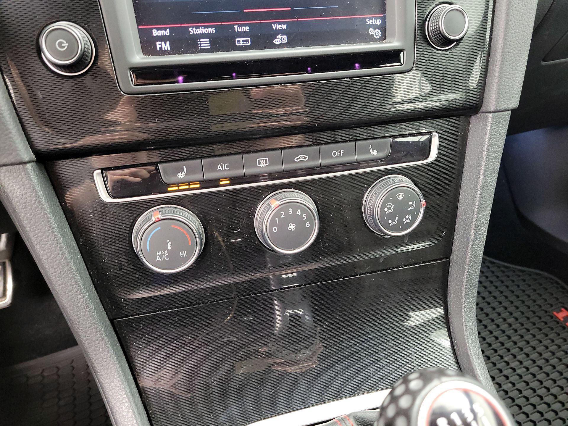 Thumbnail: 2016 Volkswagen Golf - 16