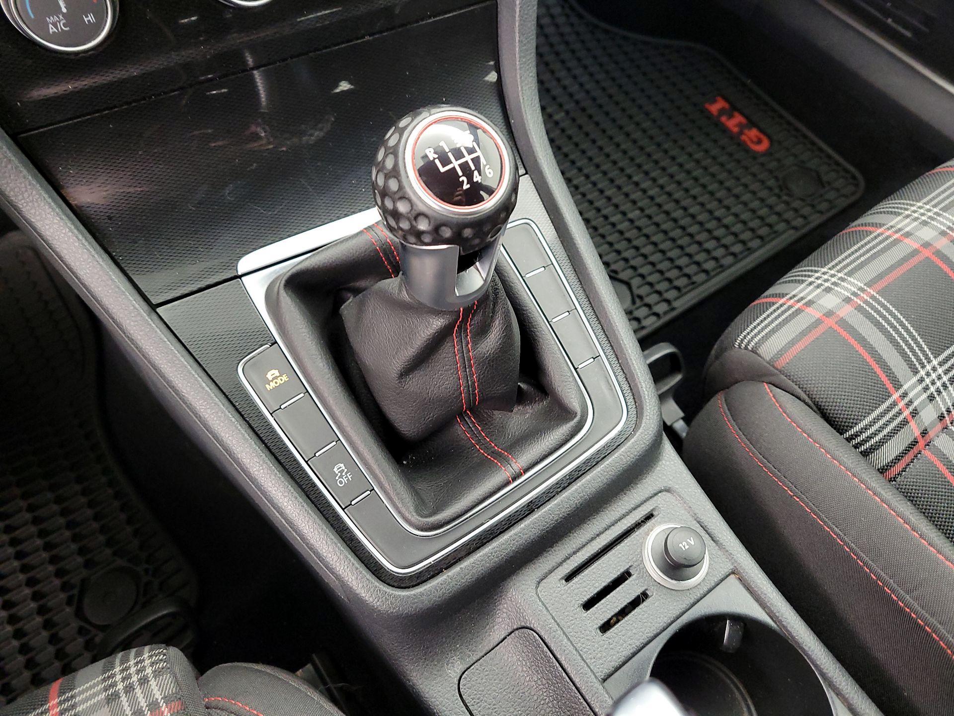 Thumbnail: 2016 Volkswagen Golf - 17