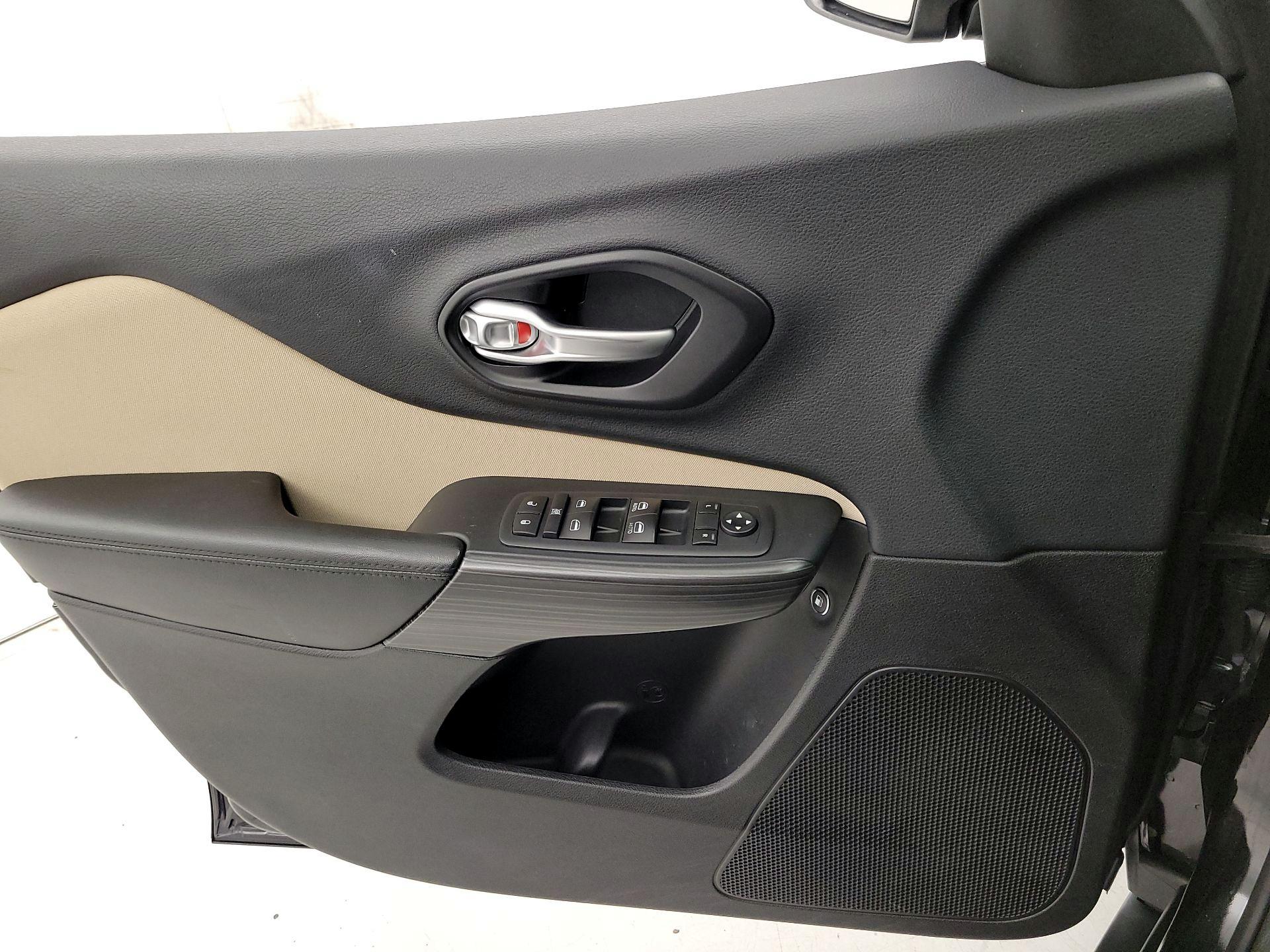 Thumbnail: 2015 Jeep Cherokee - 12