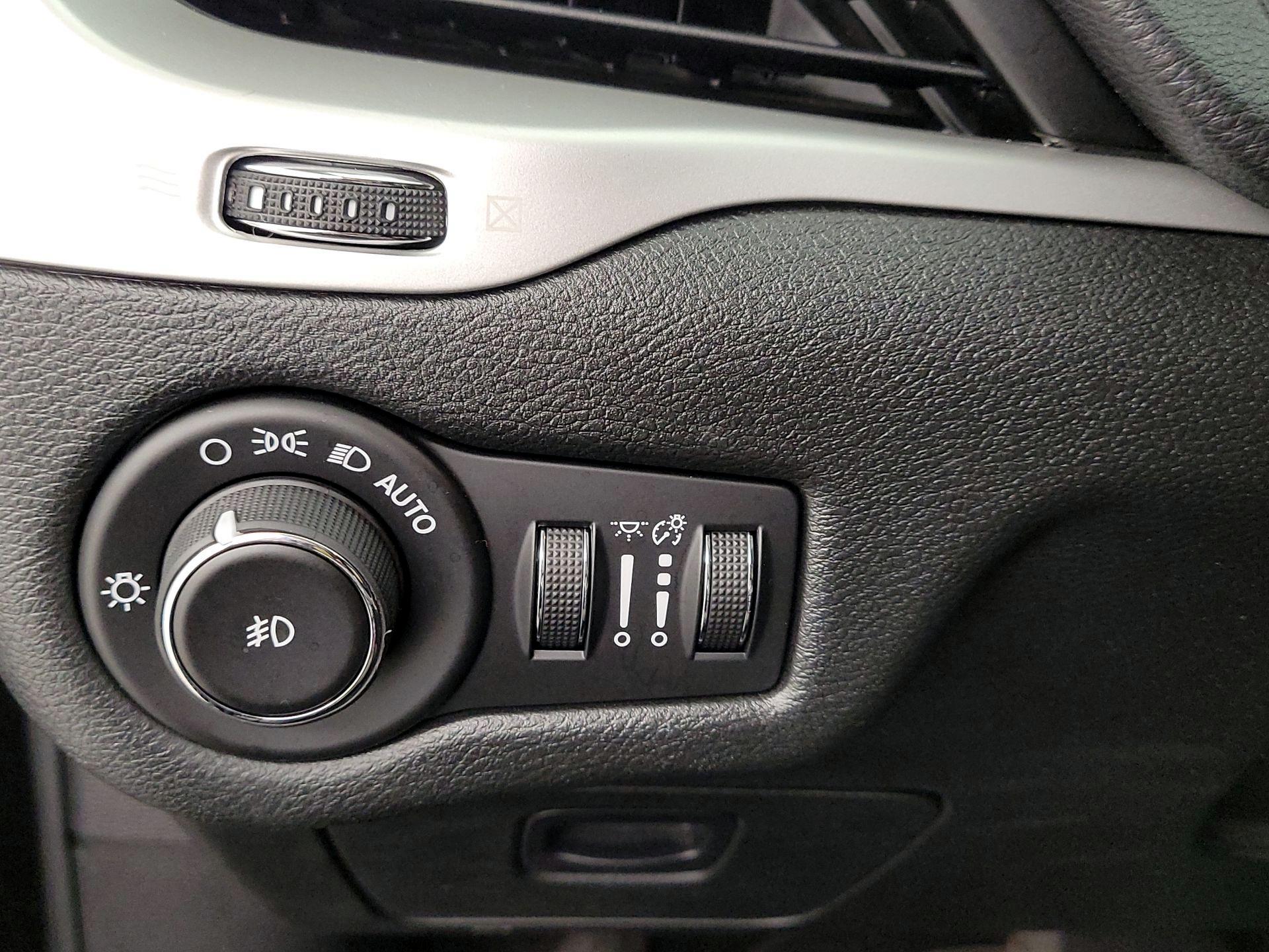 Thumbnail: 2015 Jeep Cherokee - 13