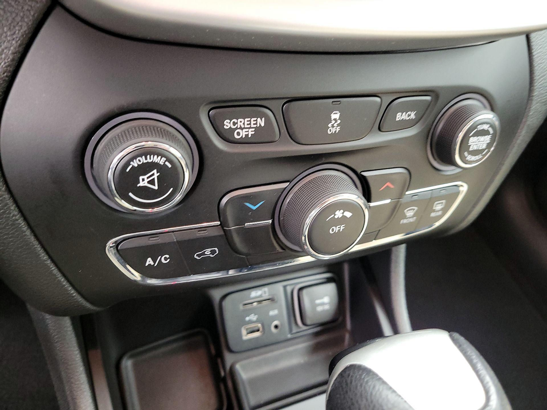 Thumbnail: 2015 Jeep Cherokee - 16