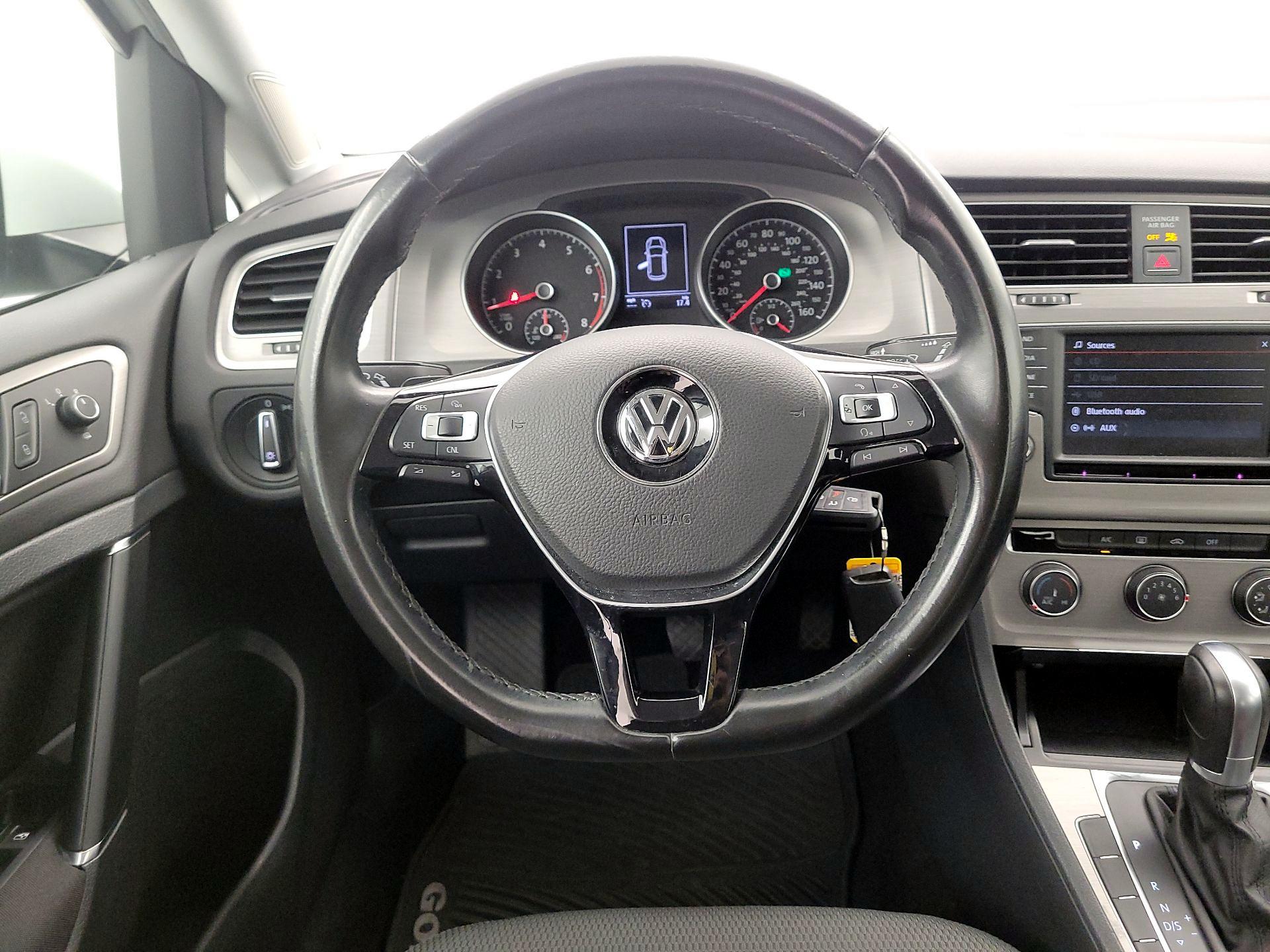Thumbnail: 2016 Volkswagen Golf - 10