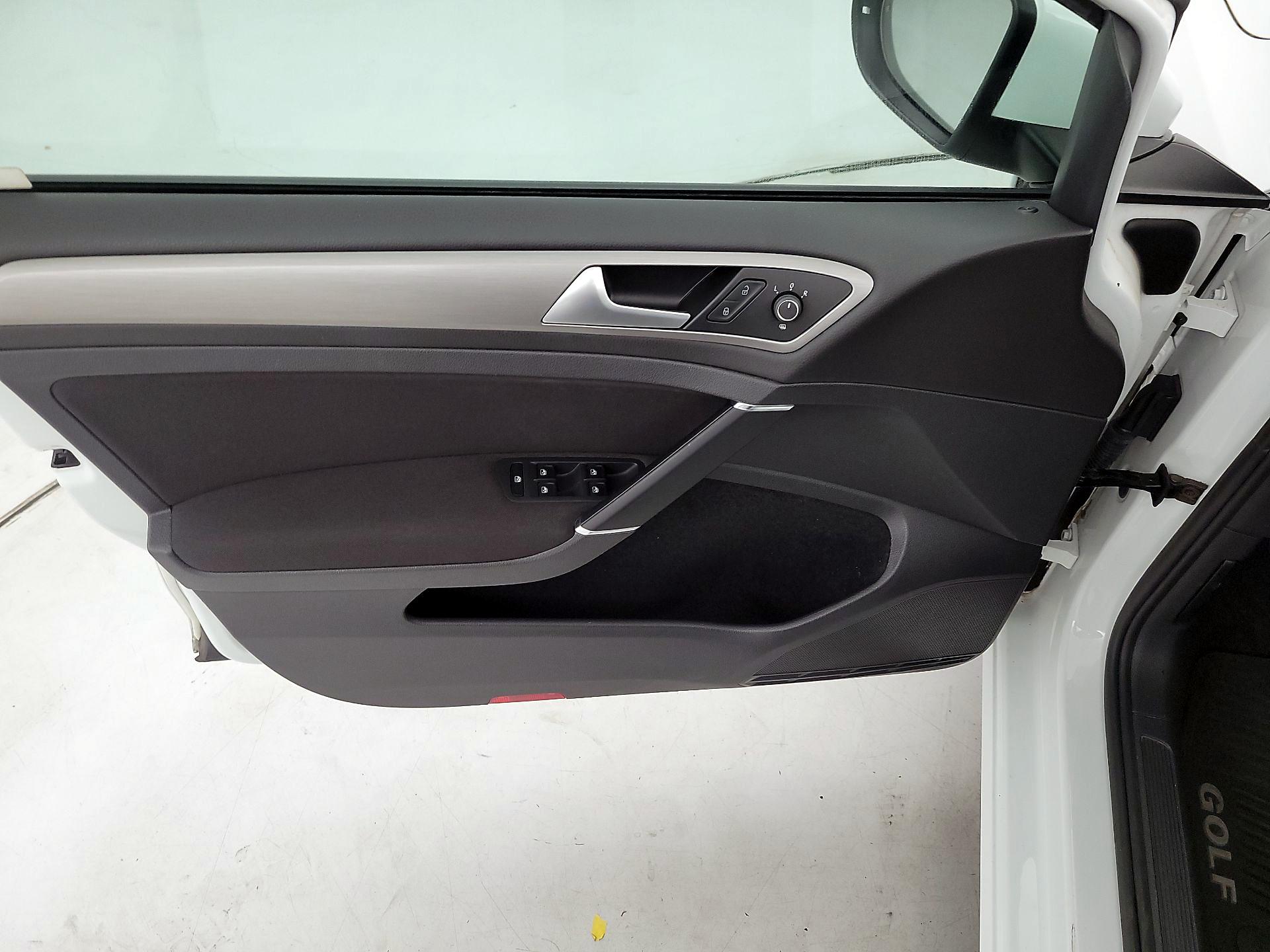 Thumbnail: 2016 Volkswagen Golf - 12