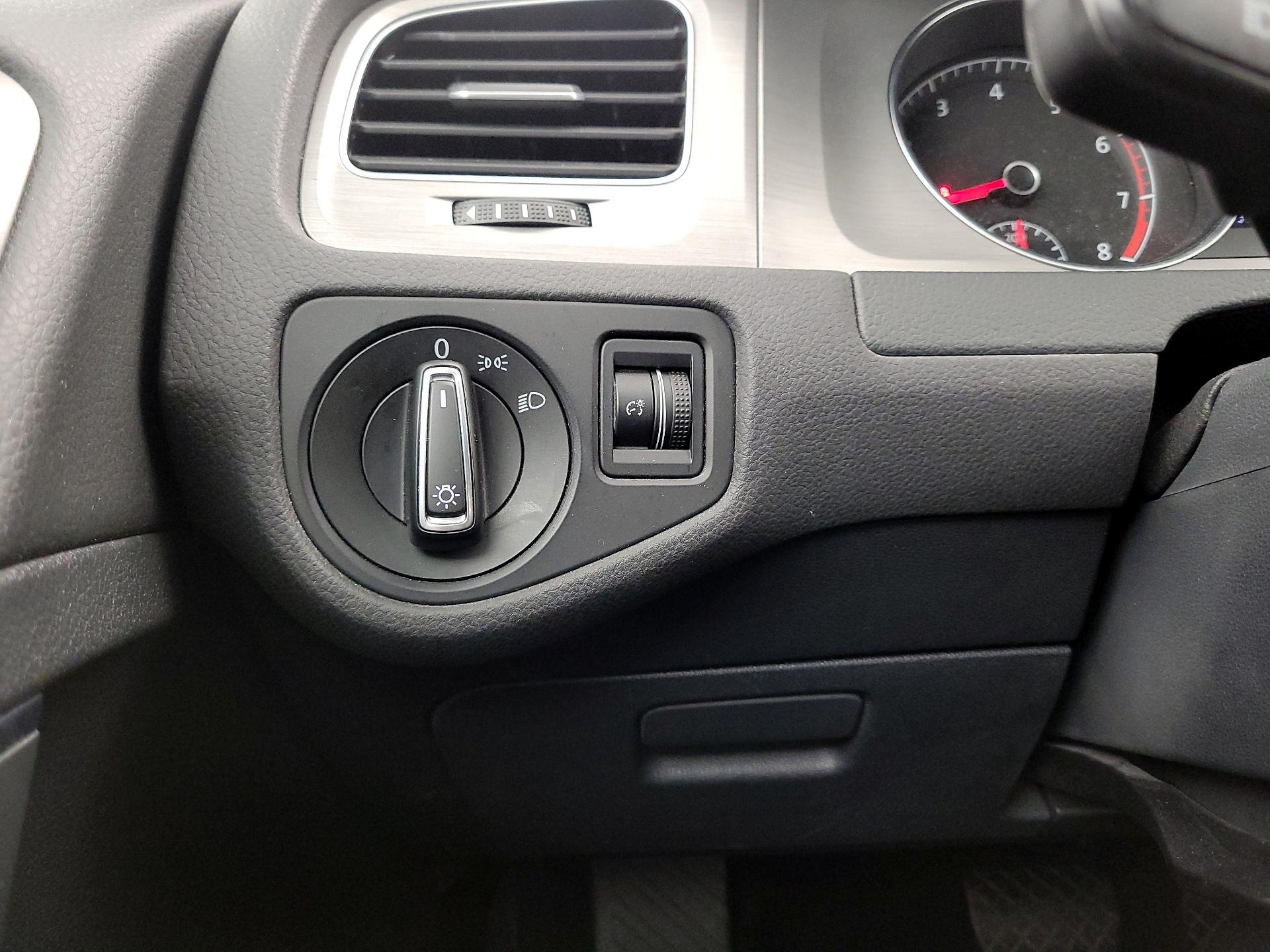 Thumbnail: 2016 Volkswagen Golf - 13