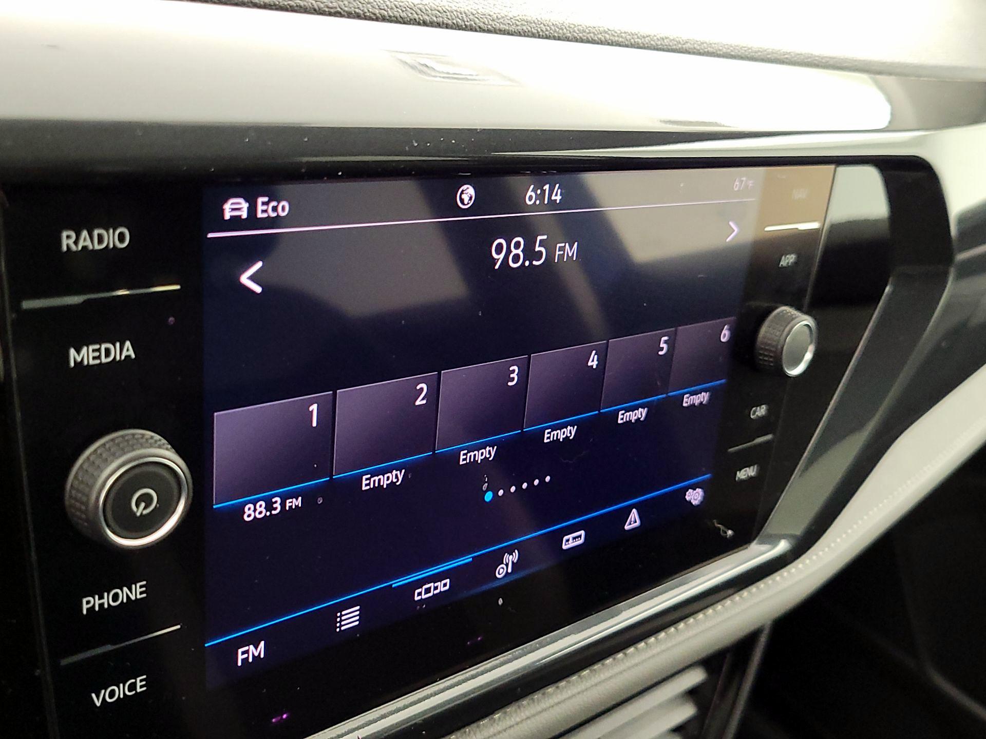 Thumbnail: 2022 Volkswagen Taos - 16