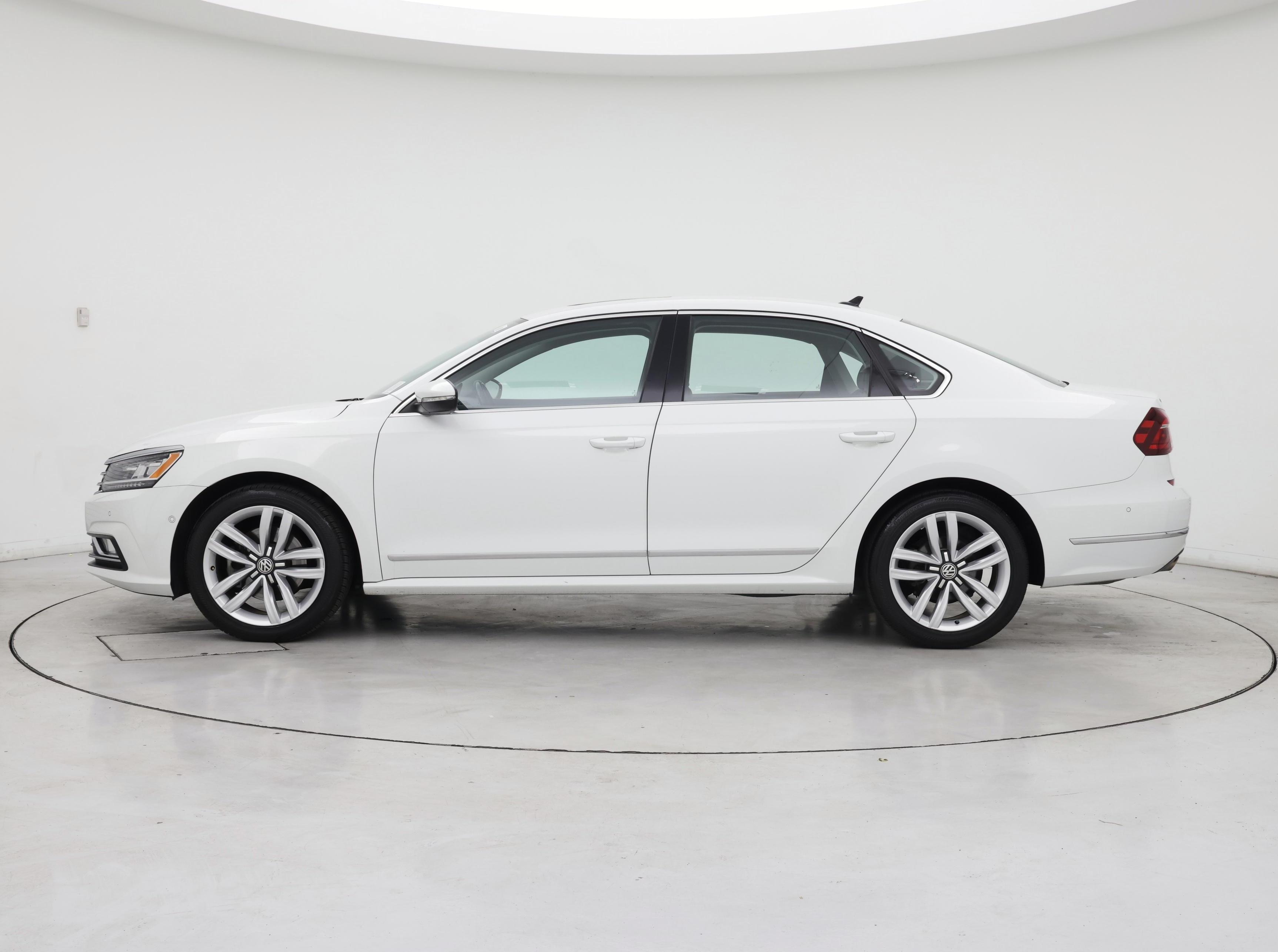 Thumbnail: 2017 Volkswagen Passat - 3