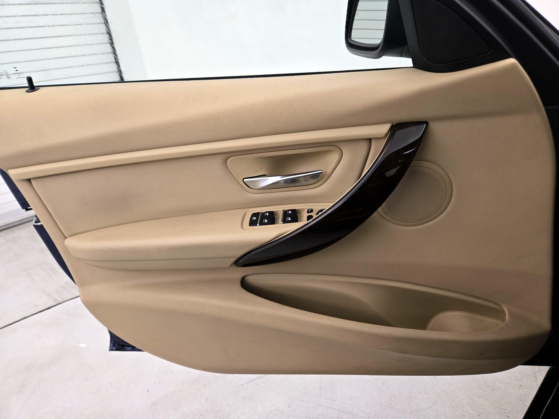 Thumbnail: 2016 BMW 3 Series - 12