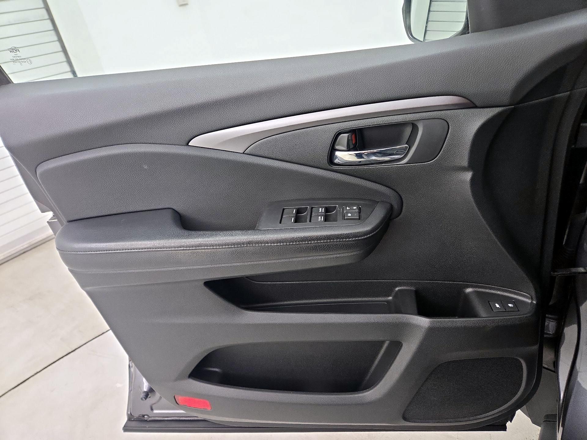 Thumbnail: 2017 Honda Pilot - 12