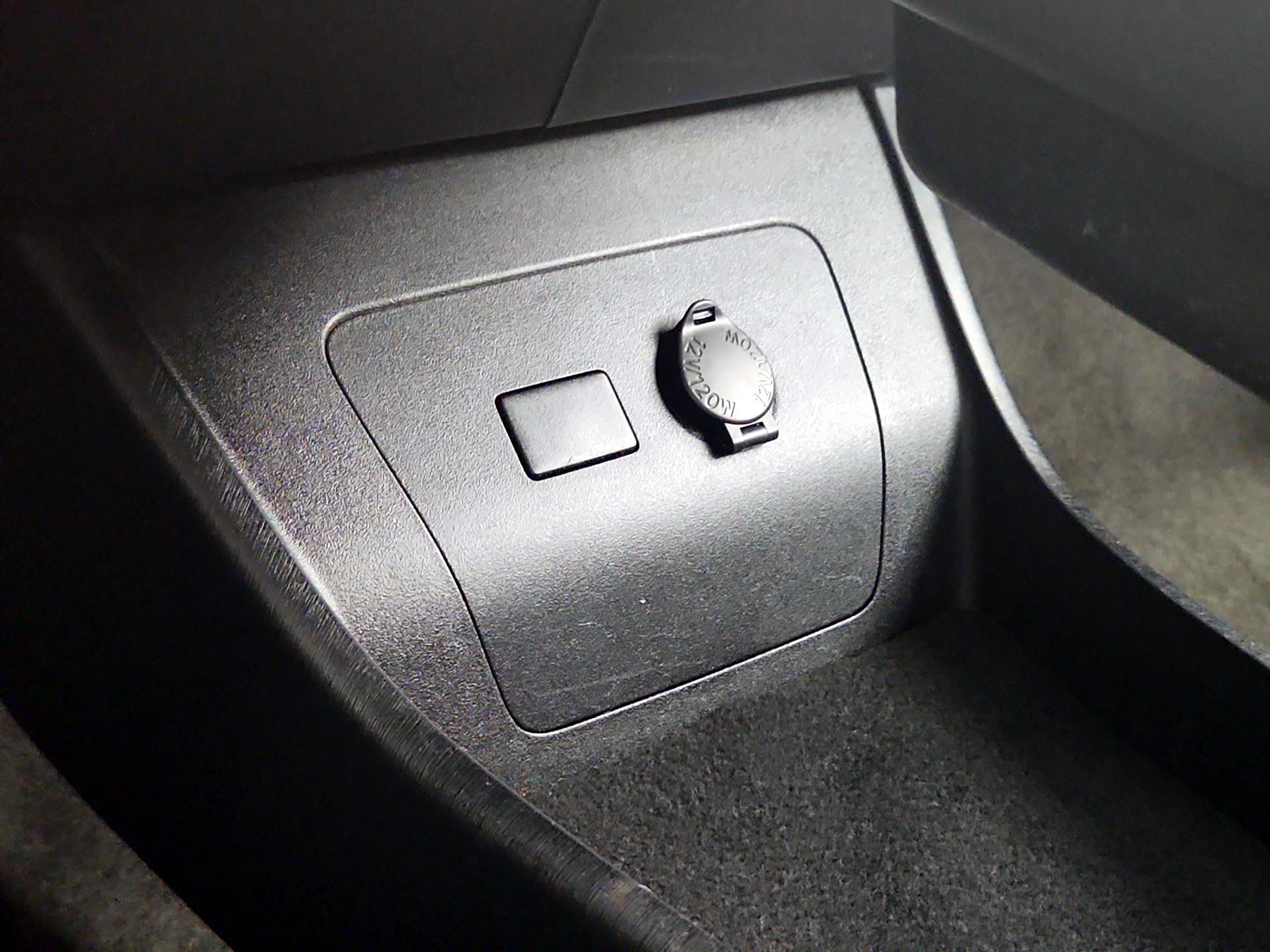 Thumbnail: 2015 Toyota Prius - 18