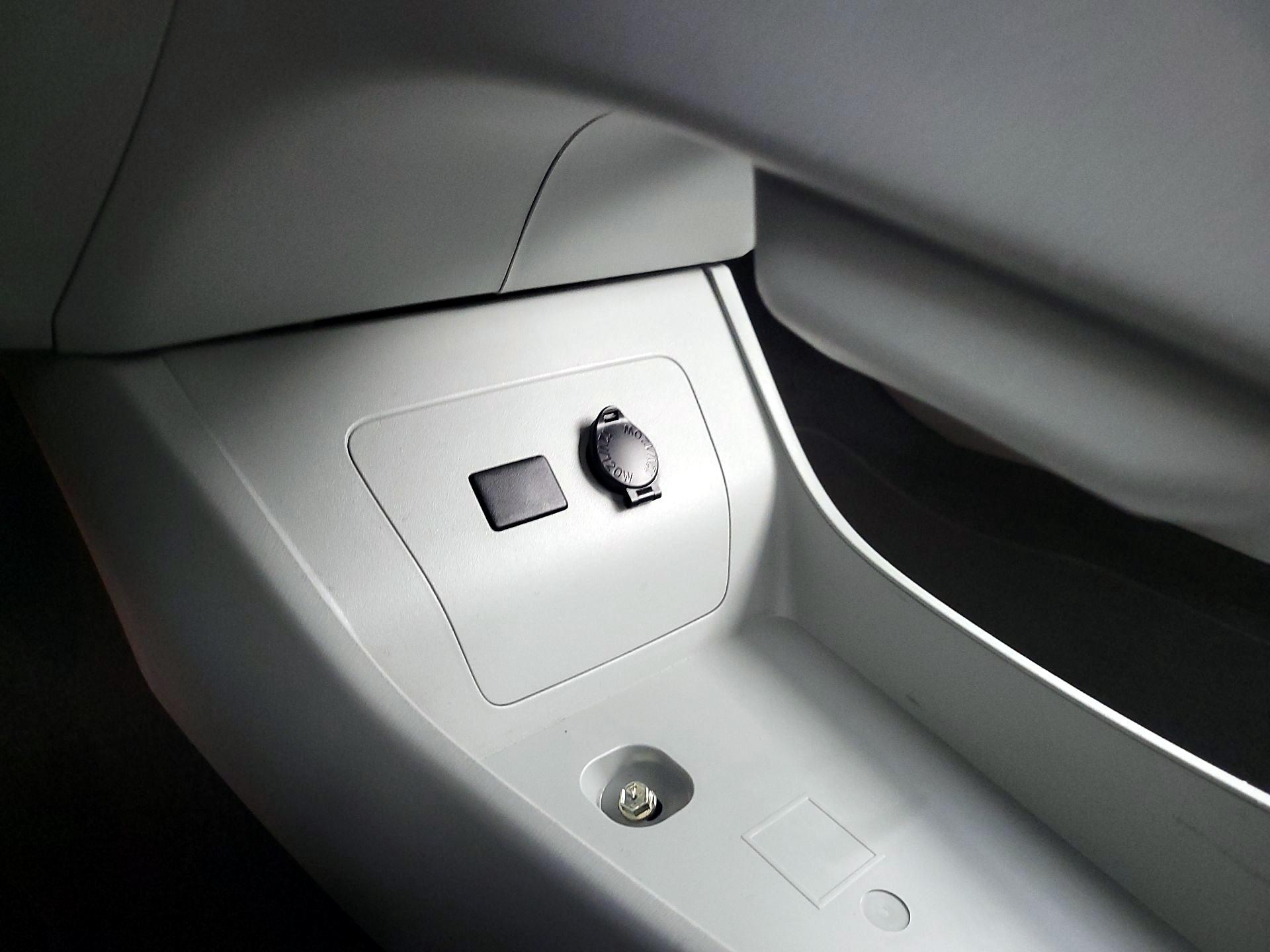 Thumbnail: 2015 Toyota Prius - 18