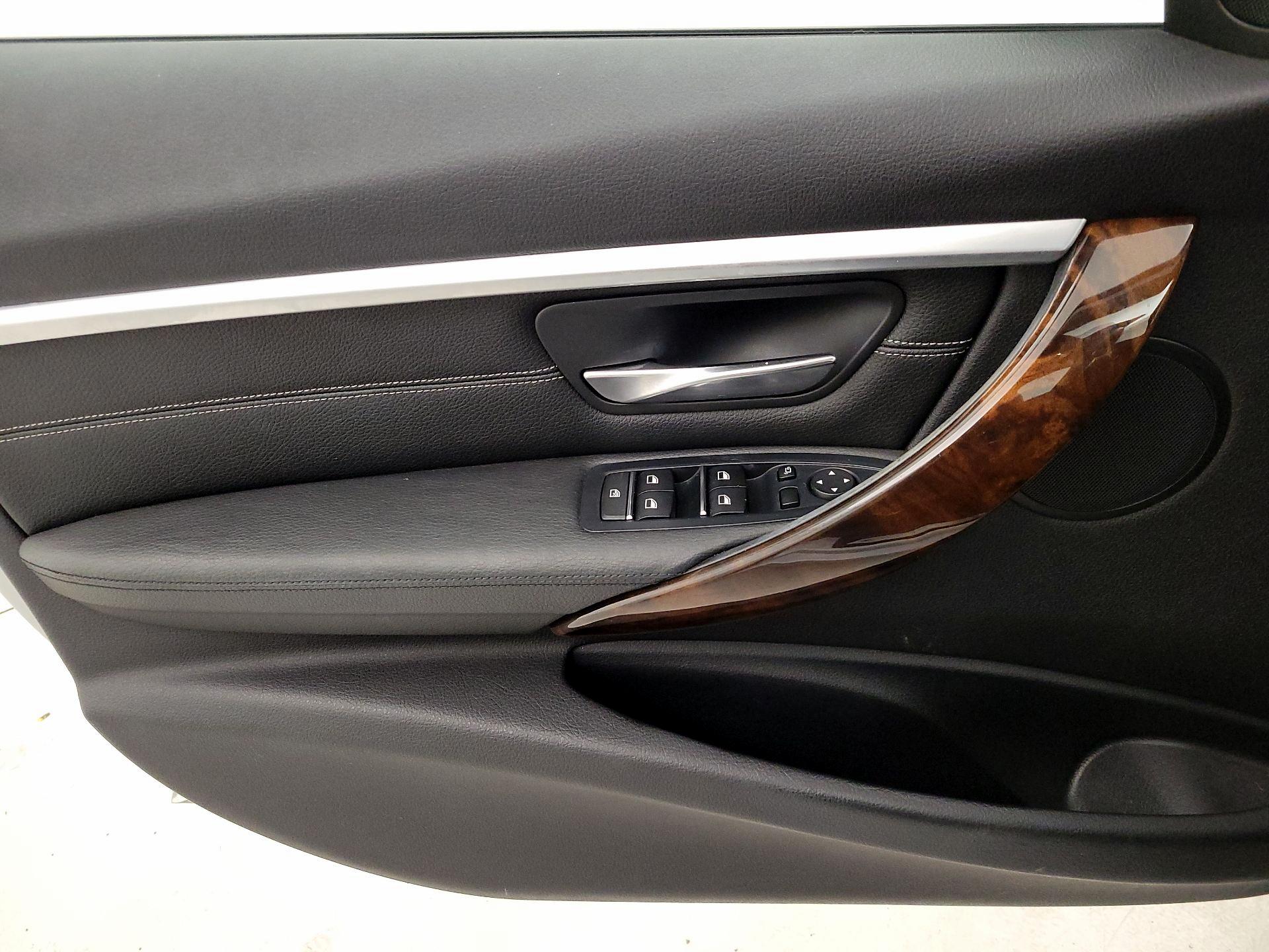 Thumbnail: 2016 BMW 3 Series - 12