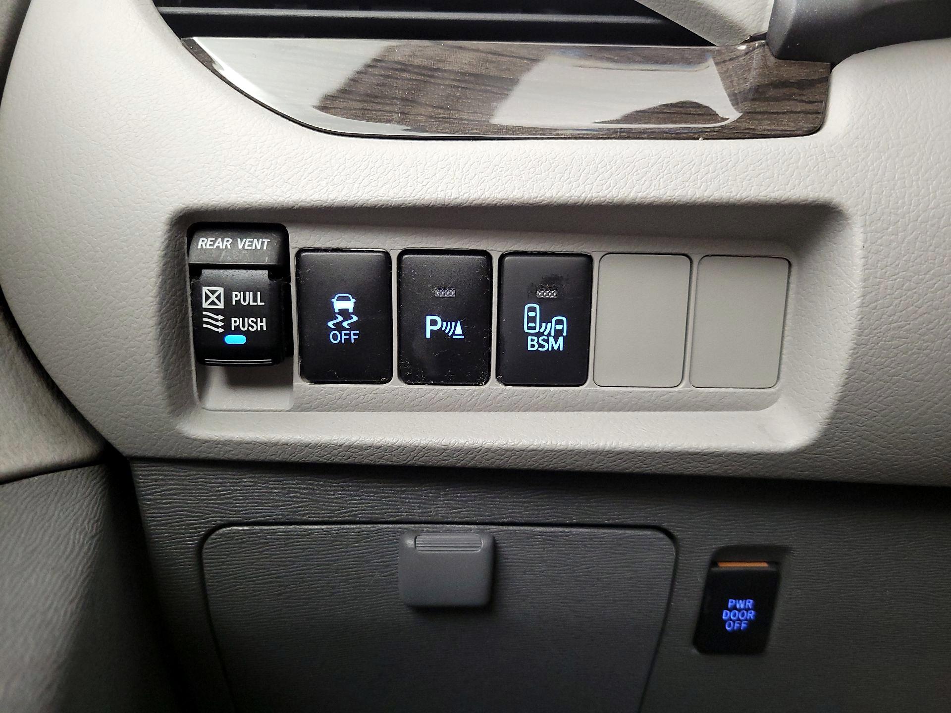 Thumbnail: 2015 Toyota Sienna - 13