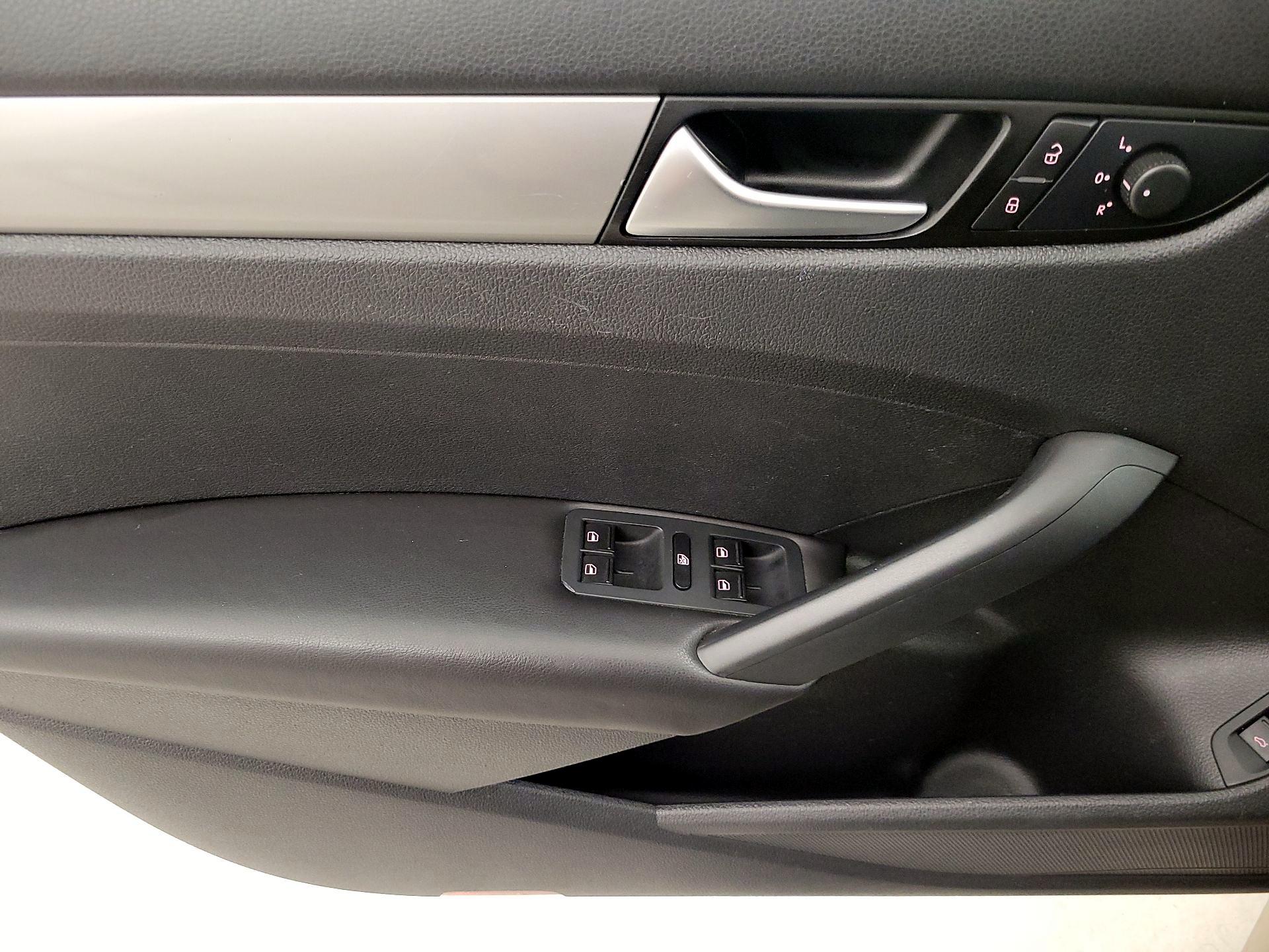 Thumbnail: 2015 Volkswagen Passat - 12