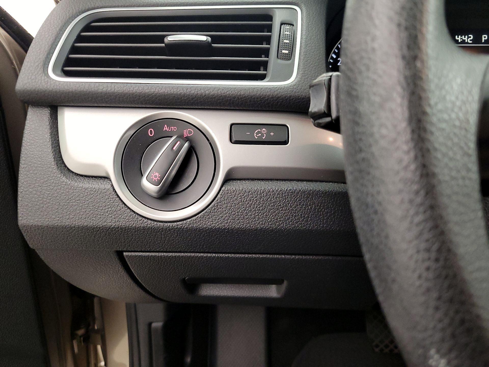 Thumbnail: 2015 Volkswagen Passat - 13