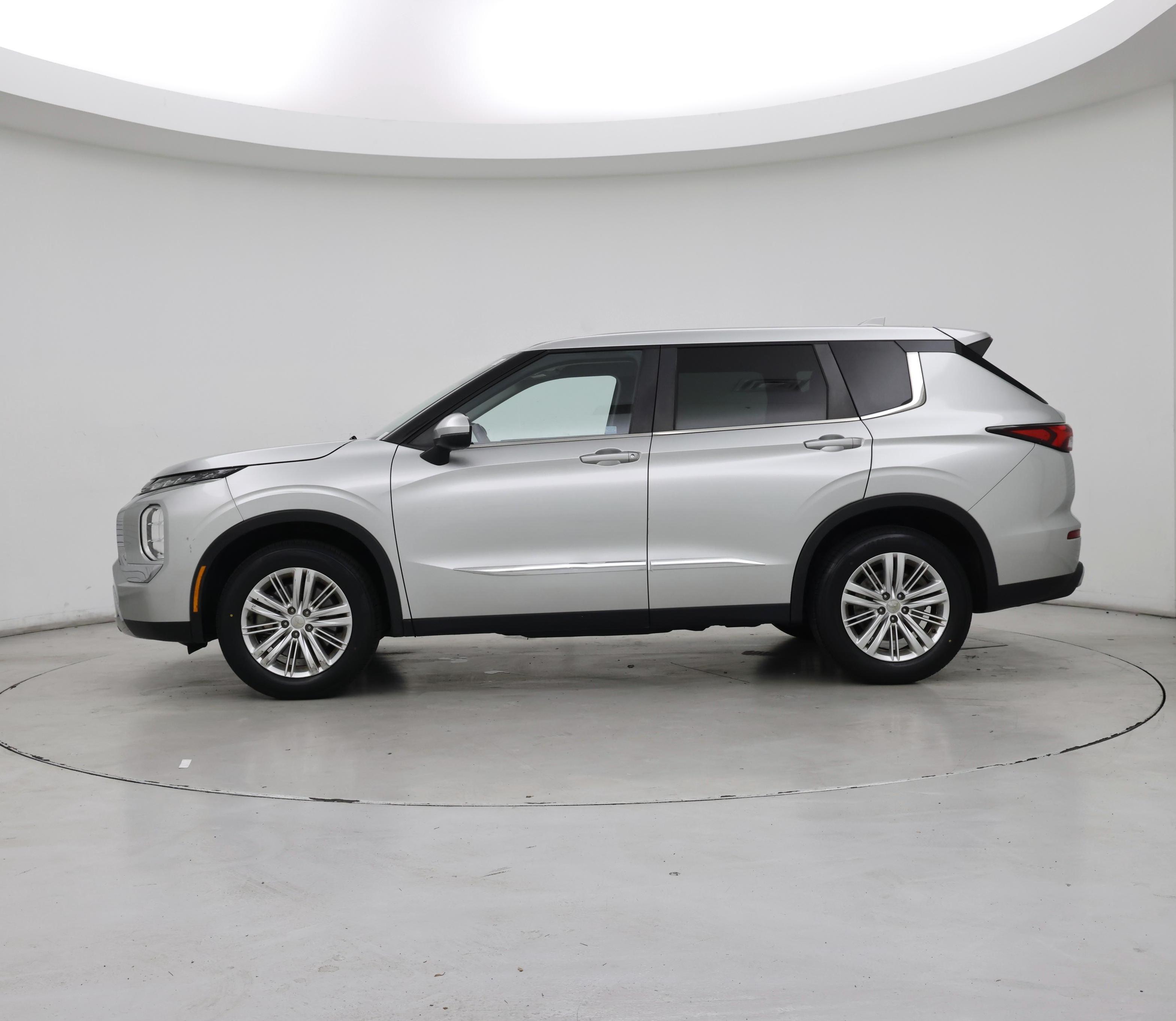 Thumbnail: 2022 Mitsubishi Outlander - 3