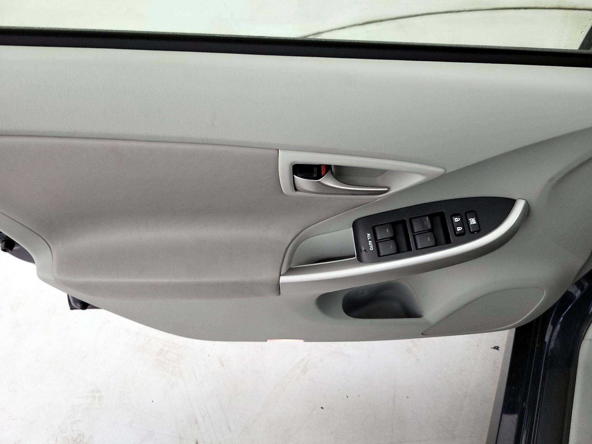 Thumbnail: 2015 Toyota Prius - 12