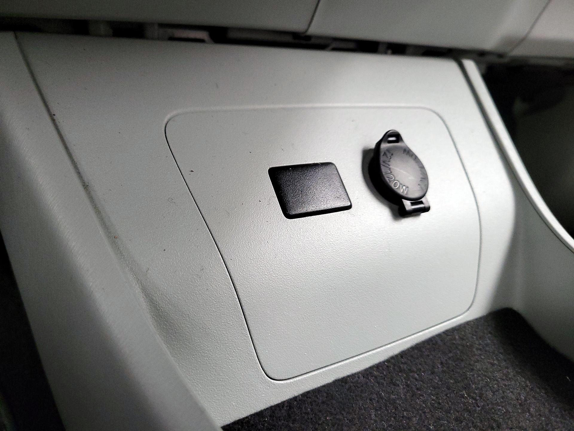 Thumbnail: 2015 Toyota Prius - 18