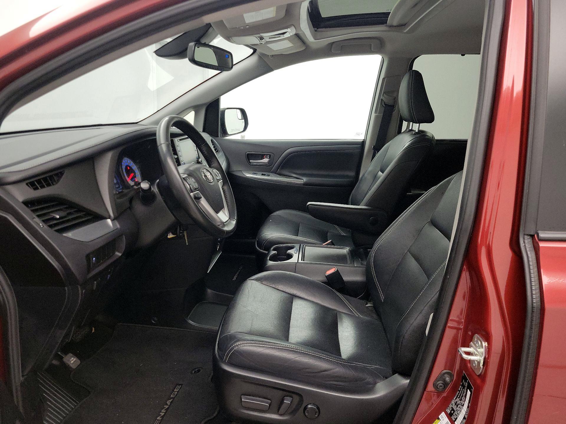 Thumbnail: 2020 Toyota Sienna - 11