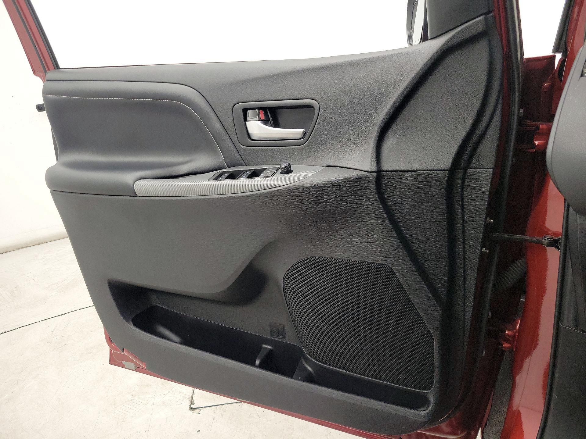 Thumbnail: 2020 Toyota Sienna - 12