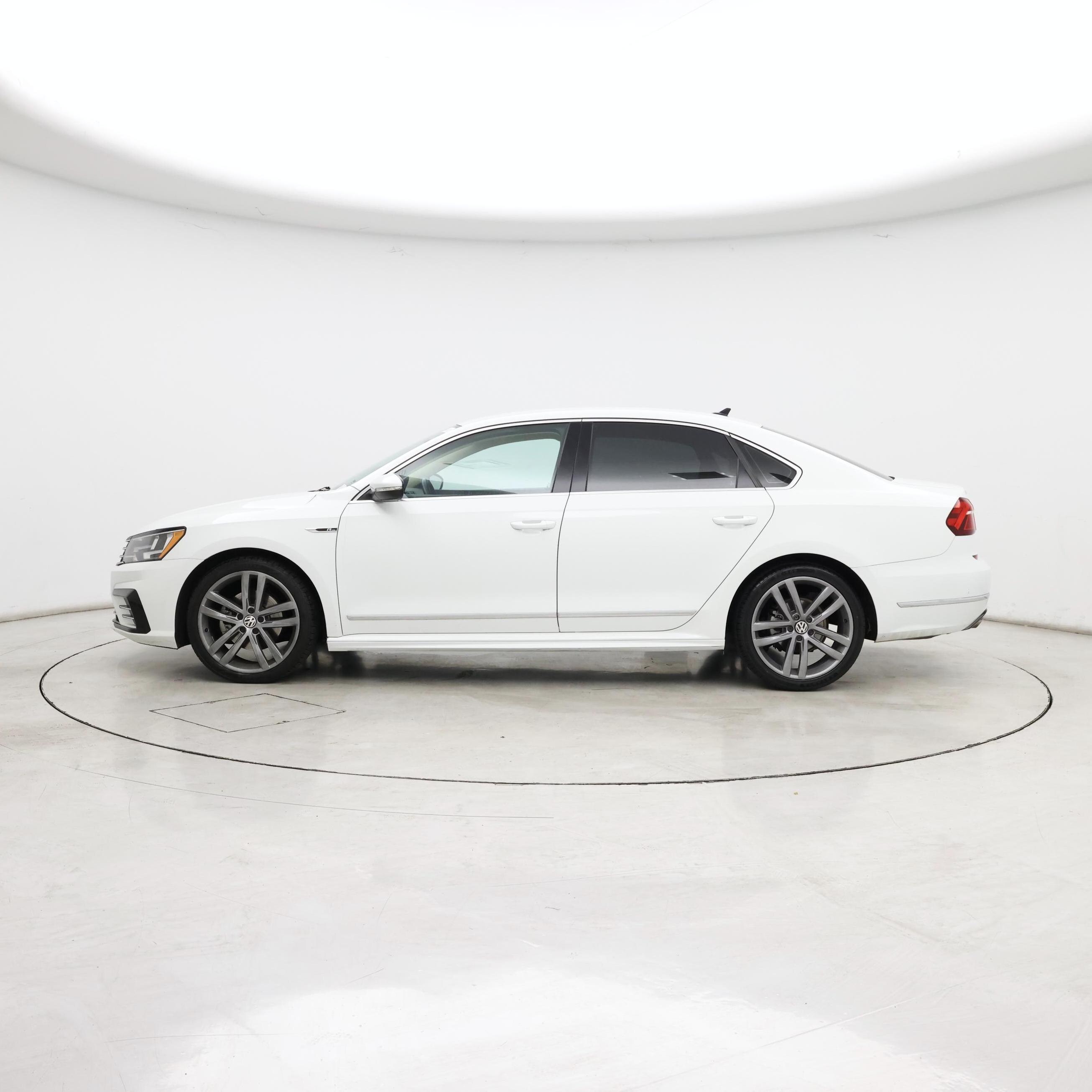 Thumbnail: 2017 Volkswagen Passat - 3