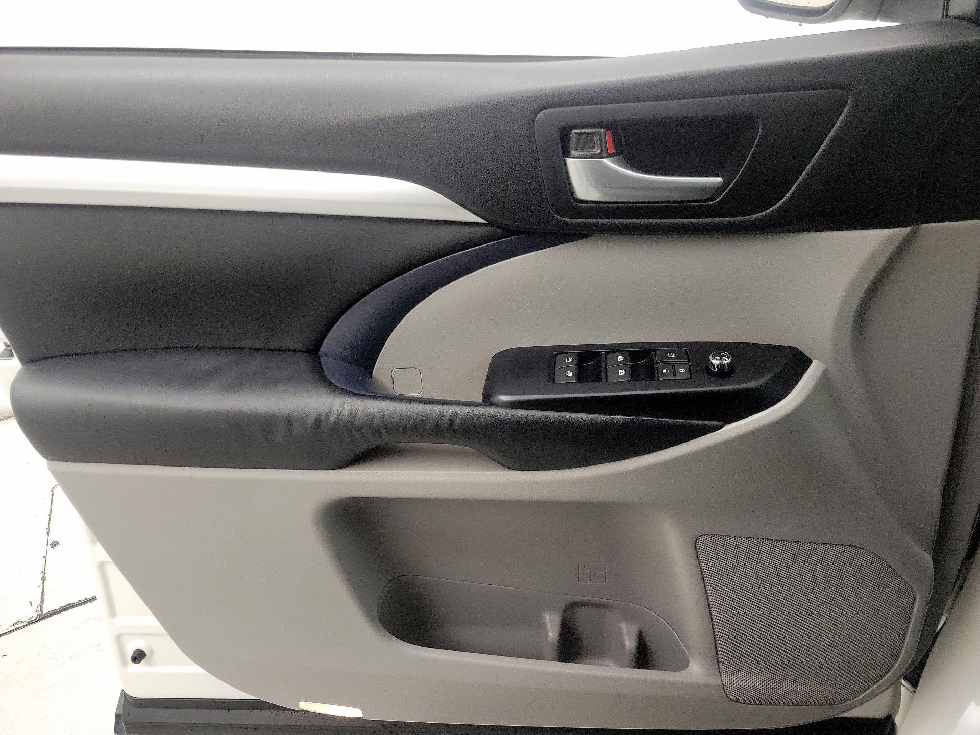 Thumbnail: 2015 Toyota Highlander - 12