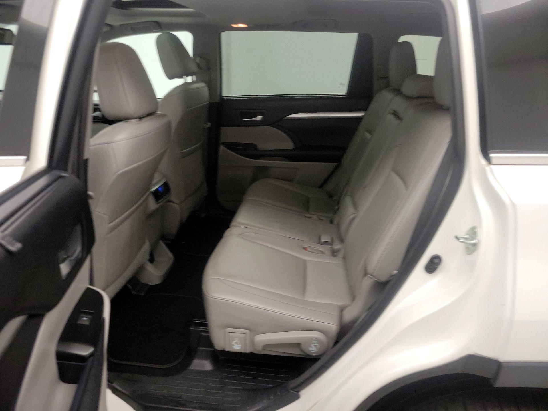 Thumbnail: 2015 Toyota Highlander - 20