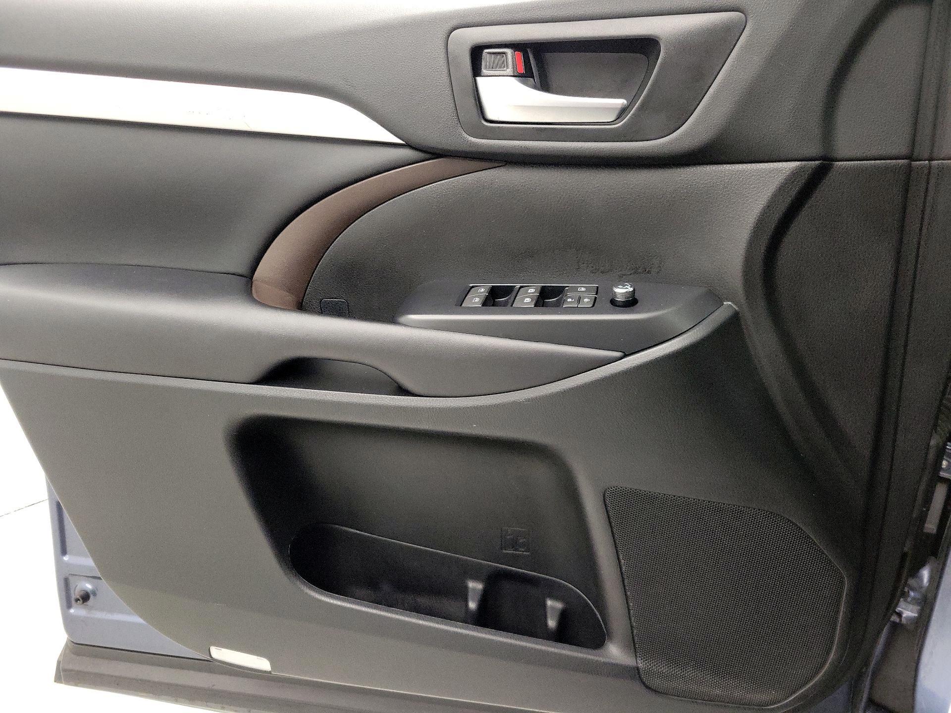 Thumbnail: 2019 Toyota Highlander - 12