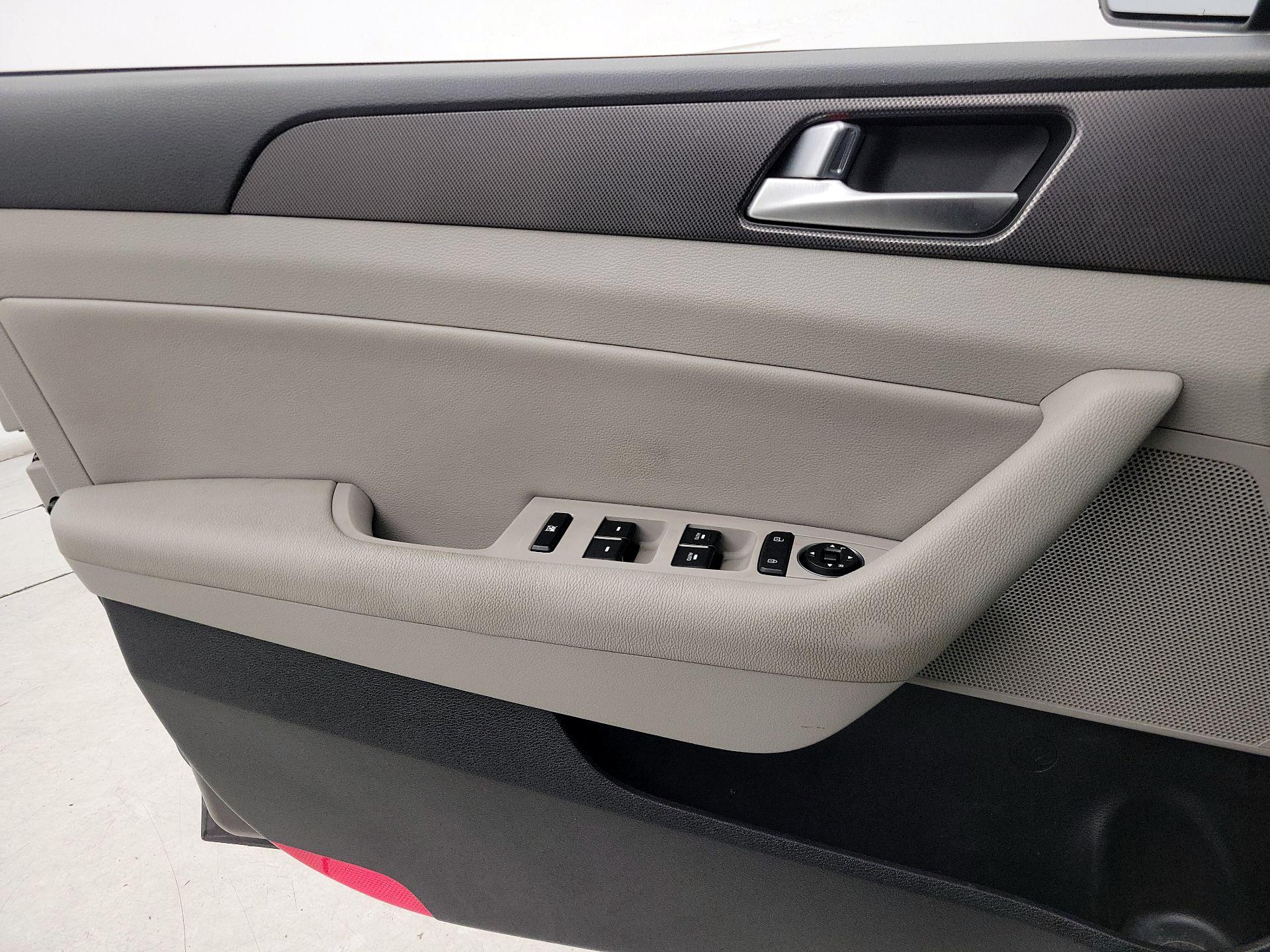 Thumbnail: 2015 Hyundai Sonata - 12