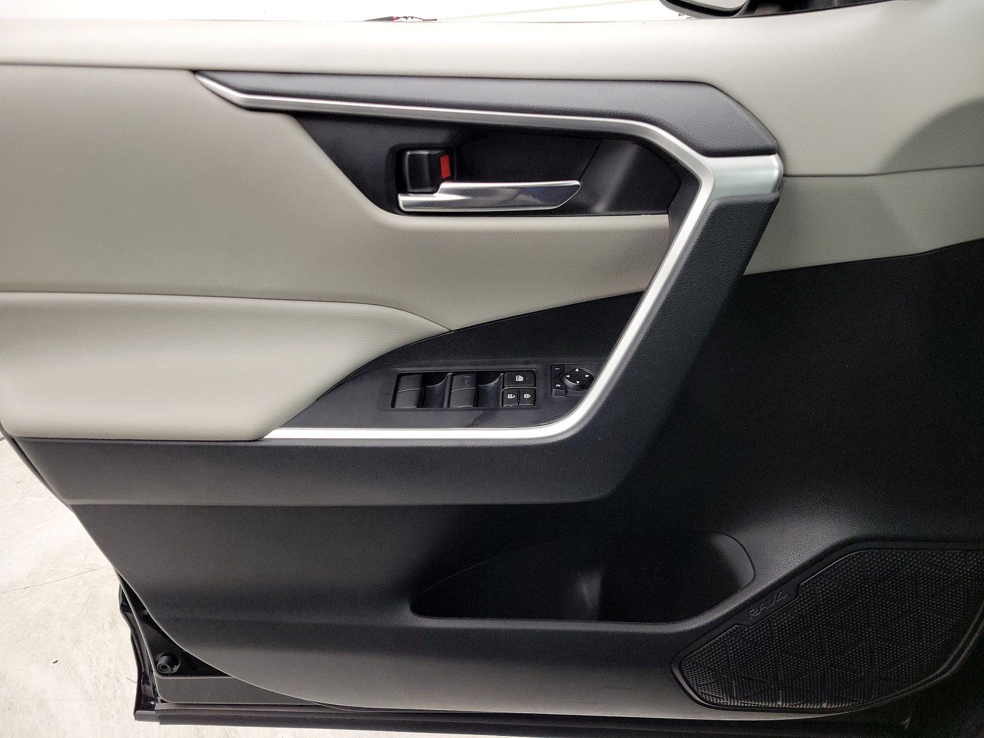 Thumbnail: 2020 Toyota RAV4 - 12