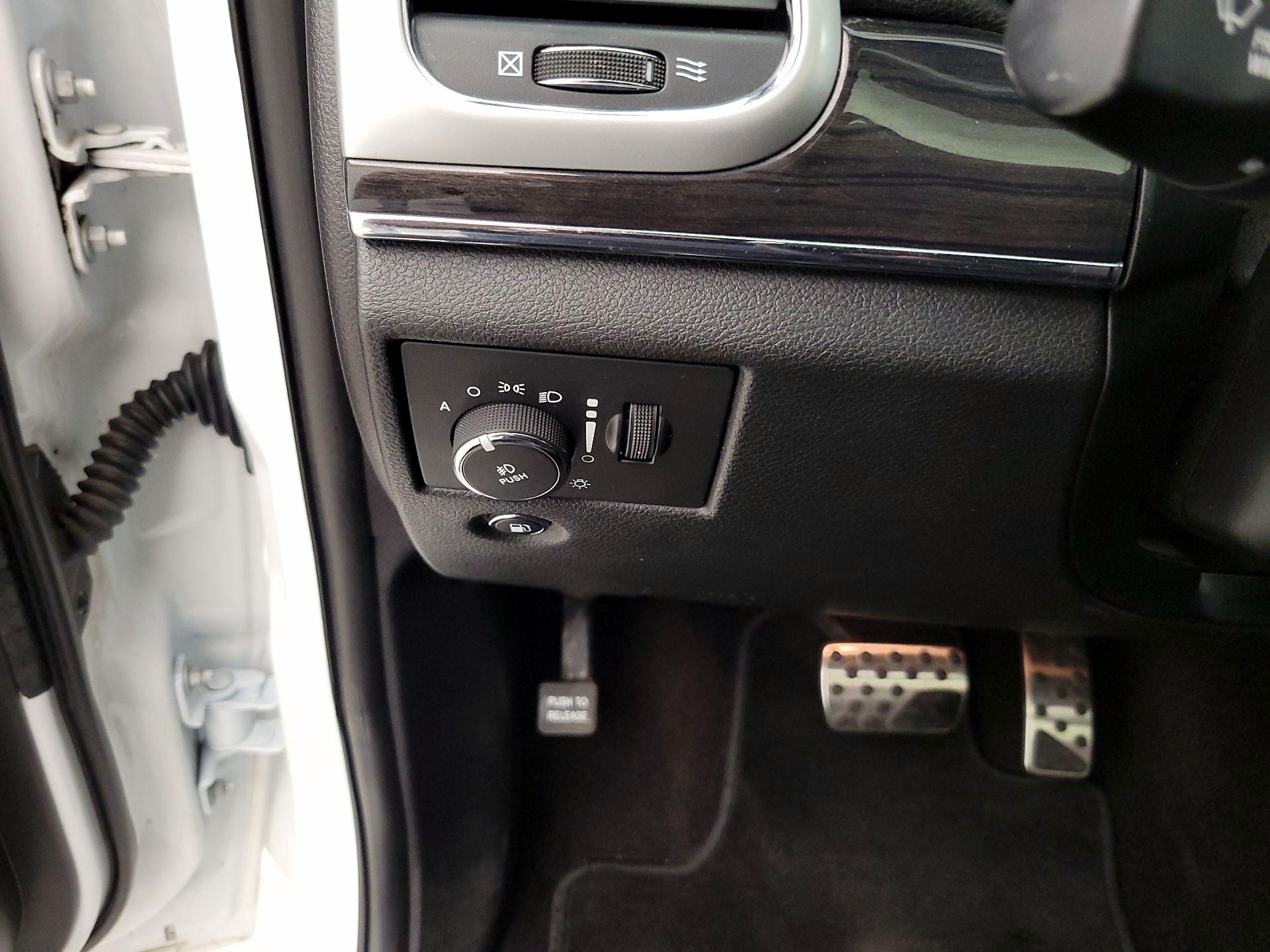 Thumbnail: 2015 Jeep Grand Cherokee - 13