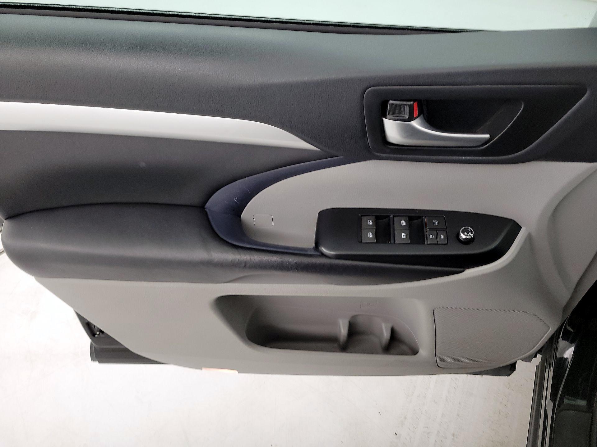 Thumbnail: 2019 Toyota Highlander - 12