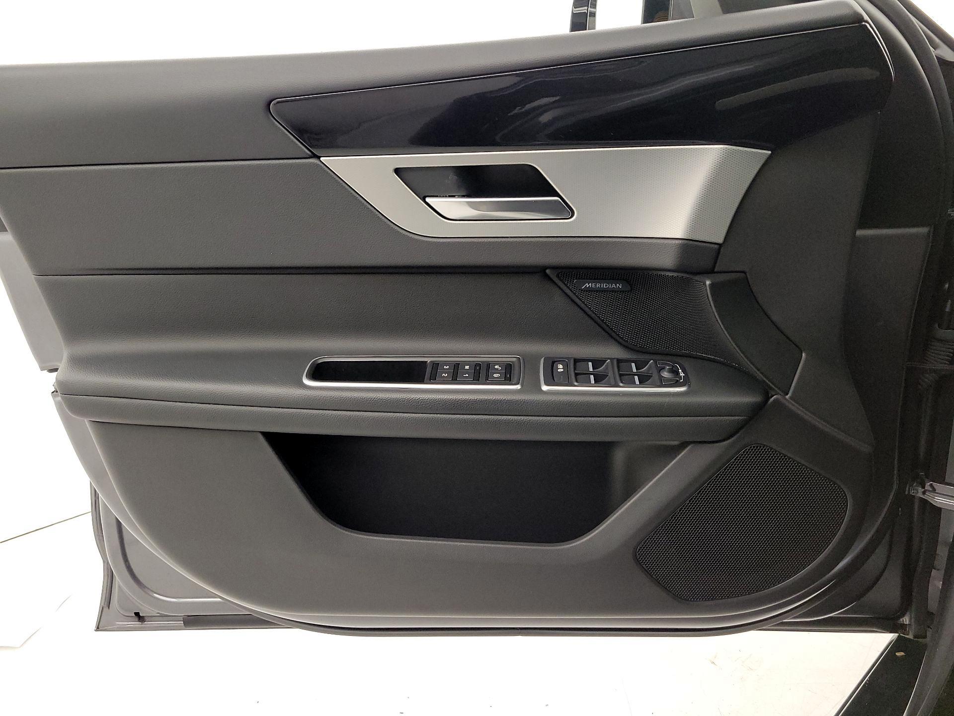 Thumbnail: 2017 Jaguar XF - 12