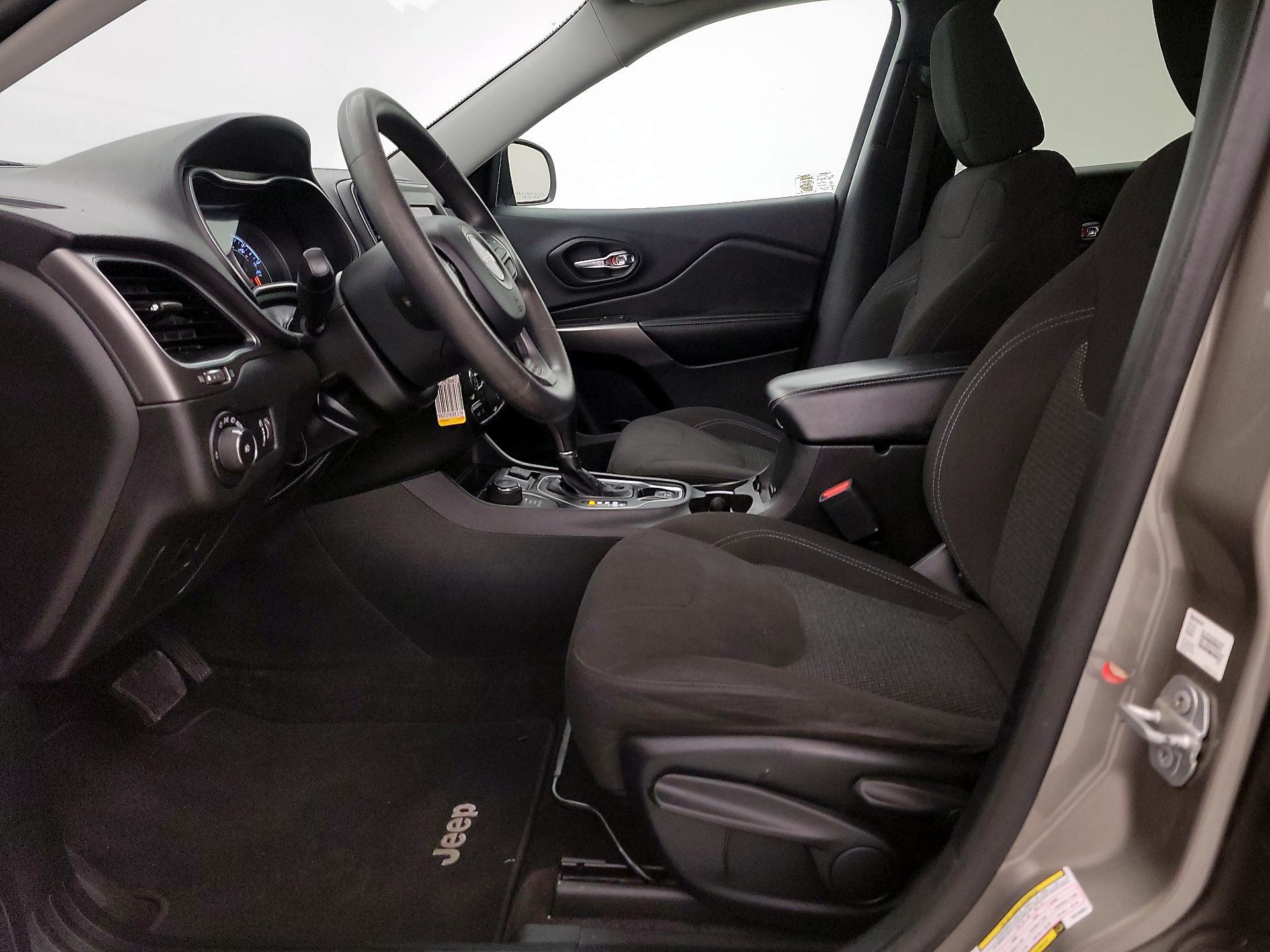 Thumbnail: 2019 Jeep Cherokee - 11