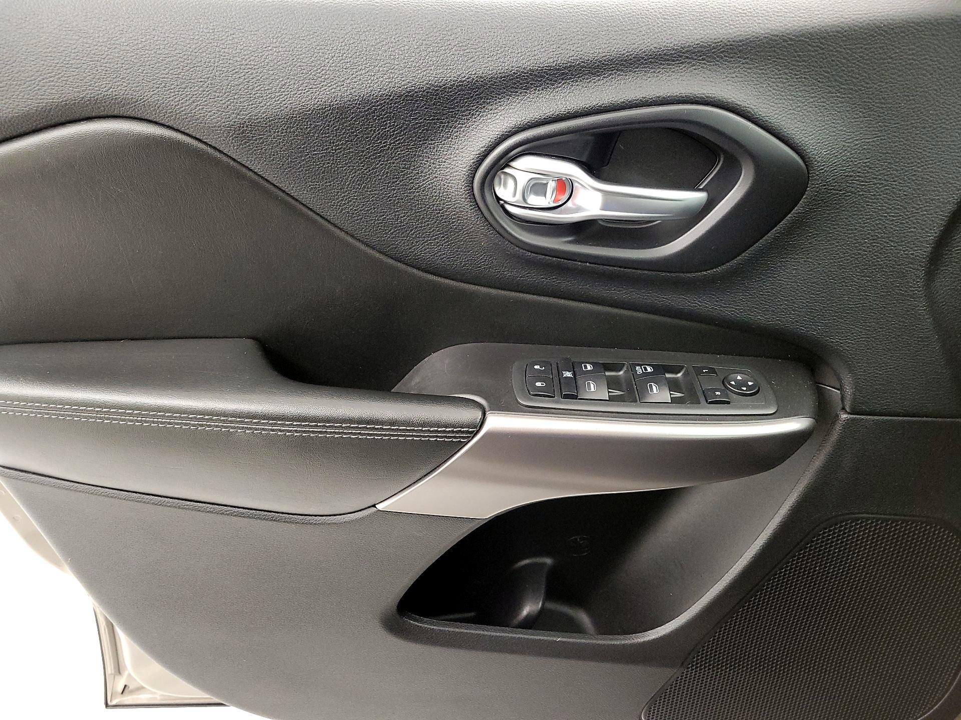 Thumbnail: 2019 Jeep Cherokee - 12