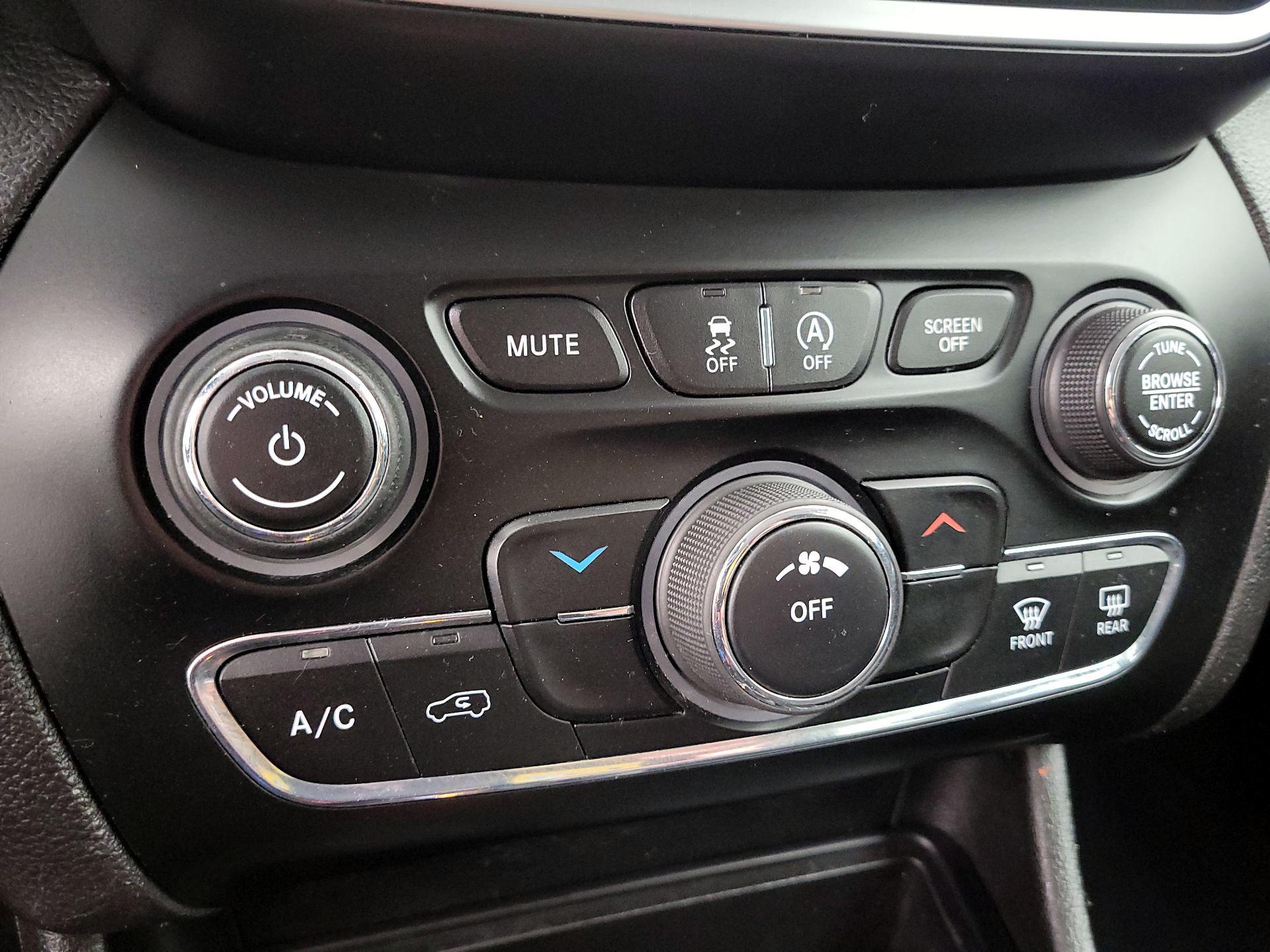 Thumbnail: 2019 Jeep Cherokee - 16