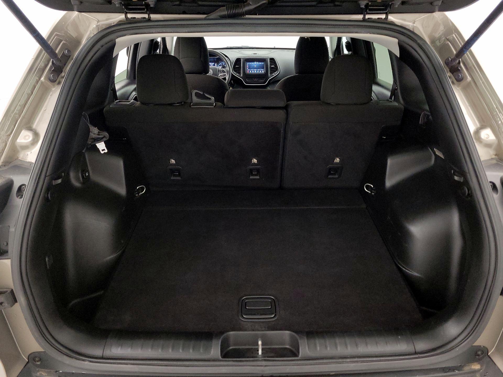 Thumbnail: 2019 Jeep Cherokee - 20