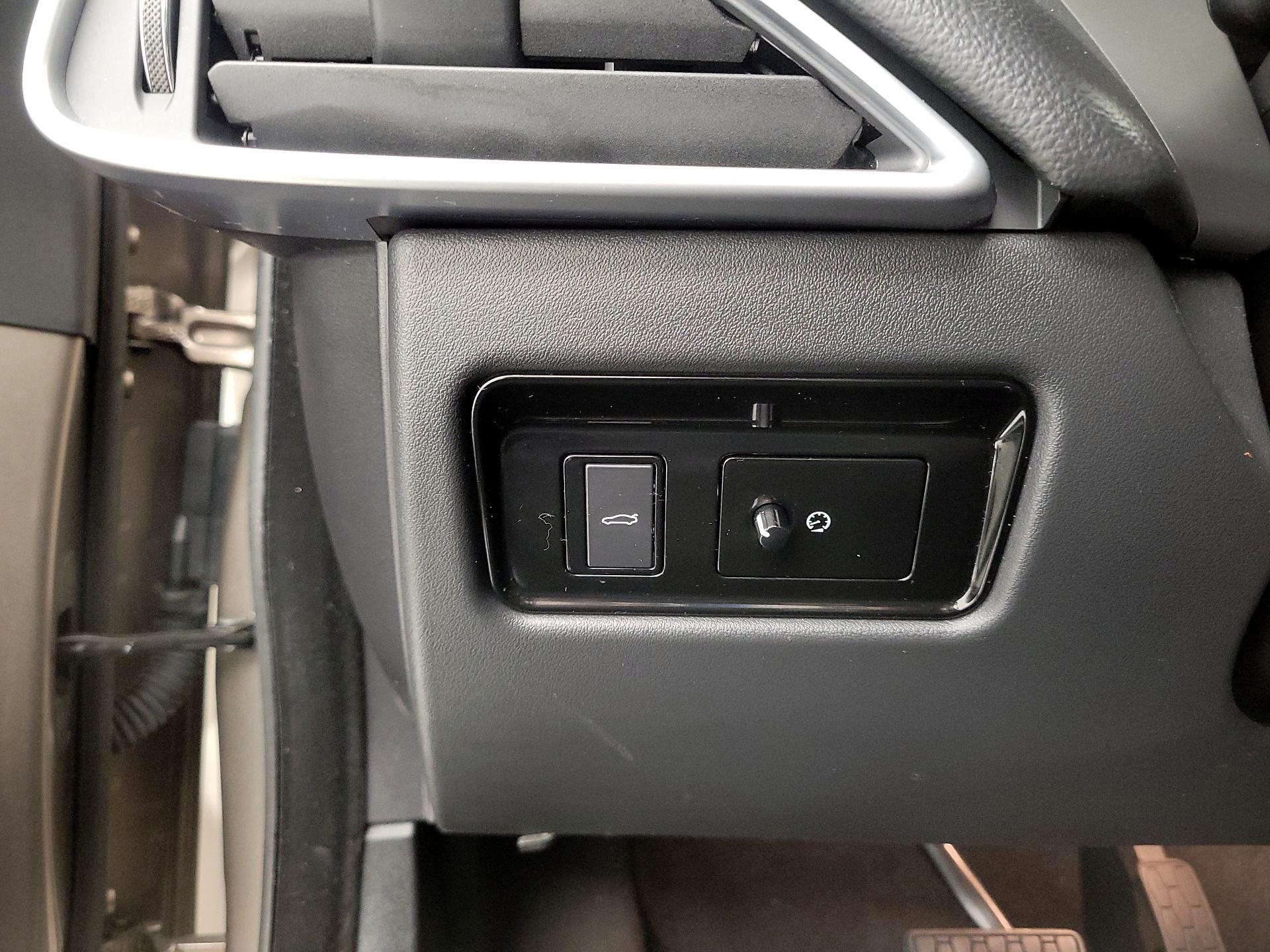 Thumbnail: 2017 Jaguar XE - 13